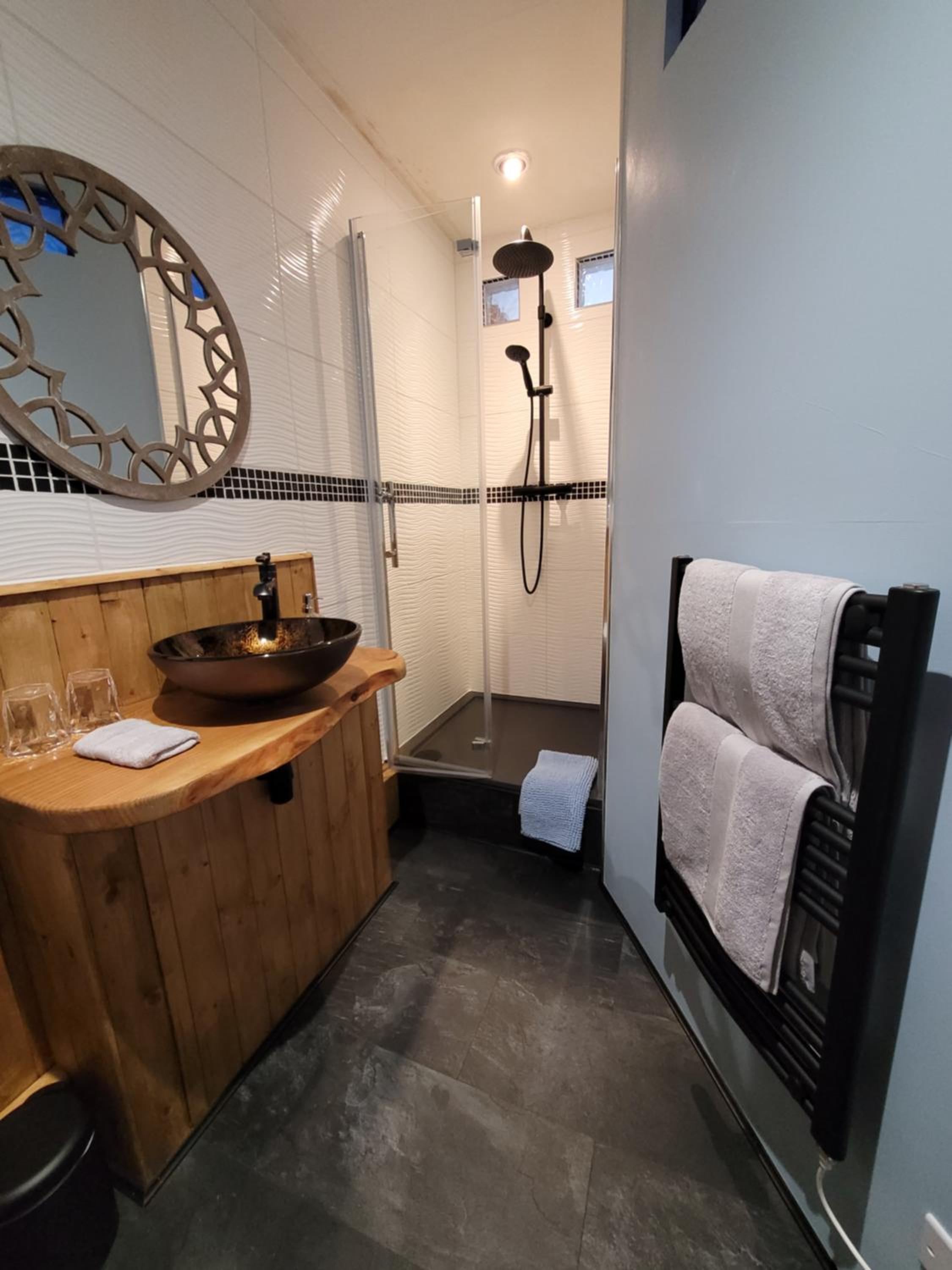 Deluxe King Room - Photo 4