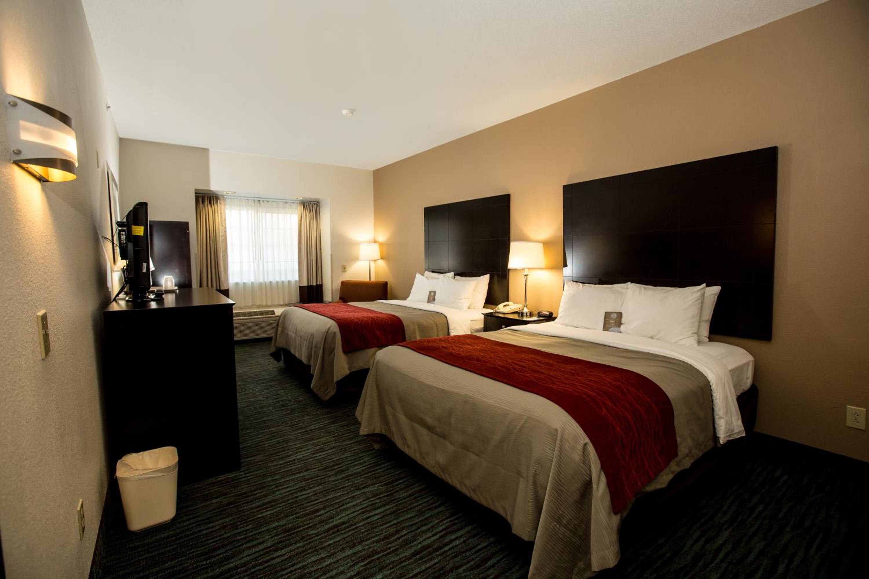 Queen Room with Two Queen Beds - Non-Smoking - Photo 1