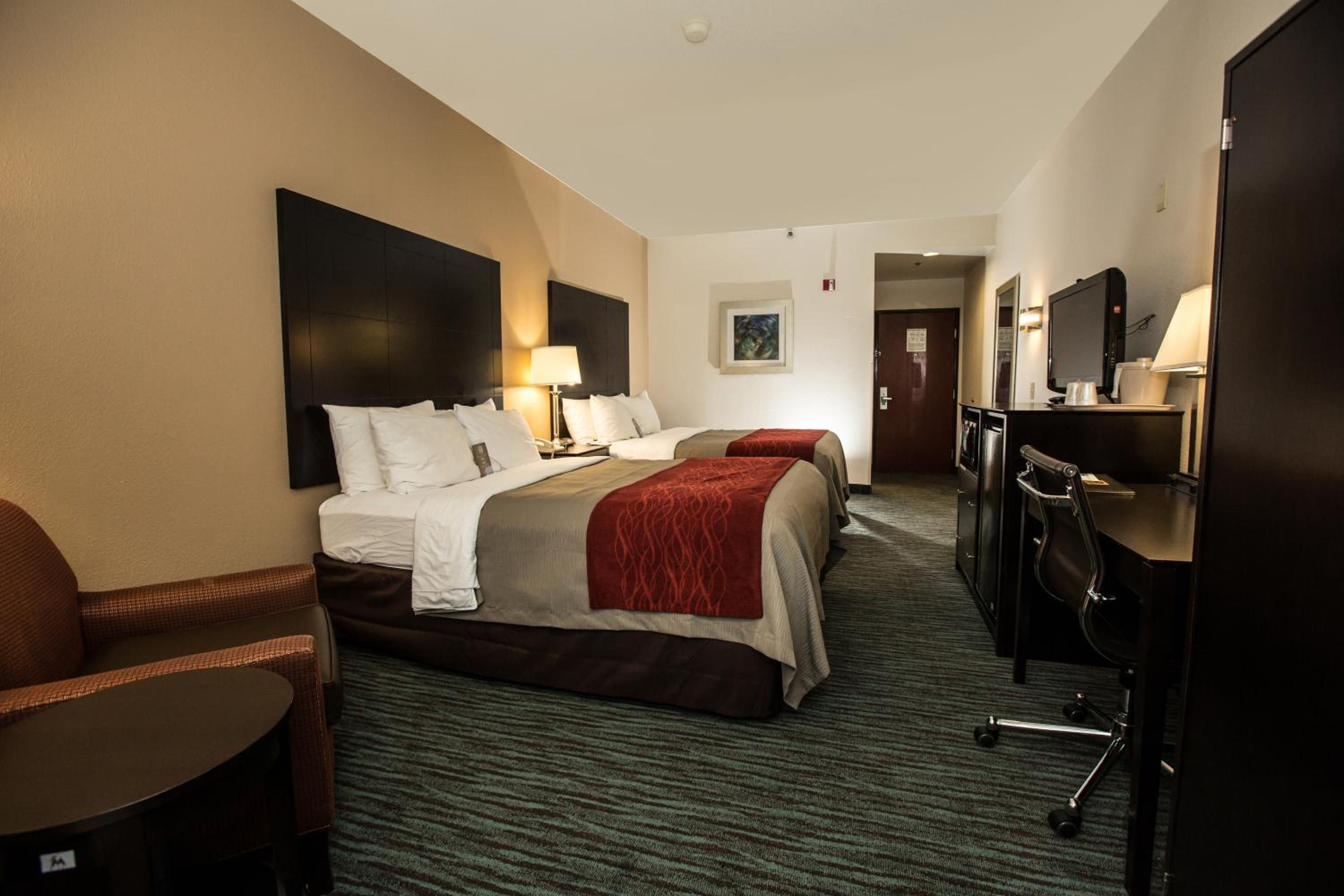 Queen Room with Two Queen Beds - Non-Smoking - Photo 3
