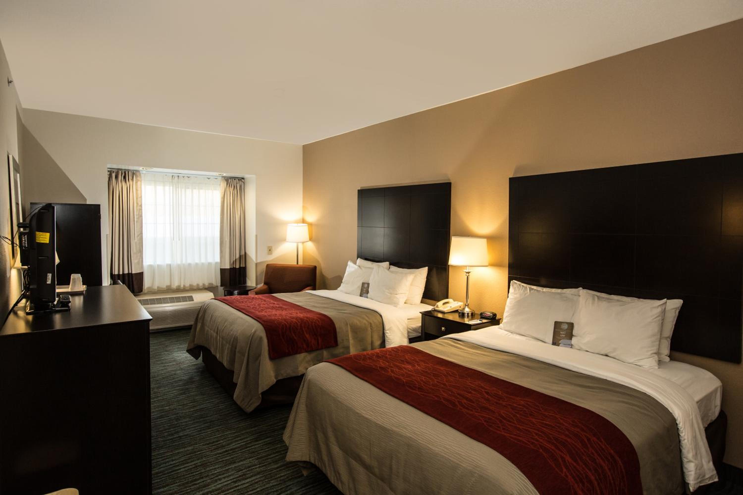 Queen Room with Two Queen Beds - Non-Smoking - Photo 2