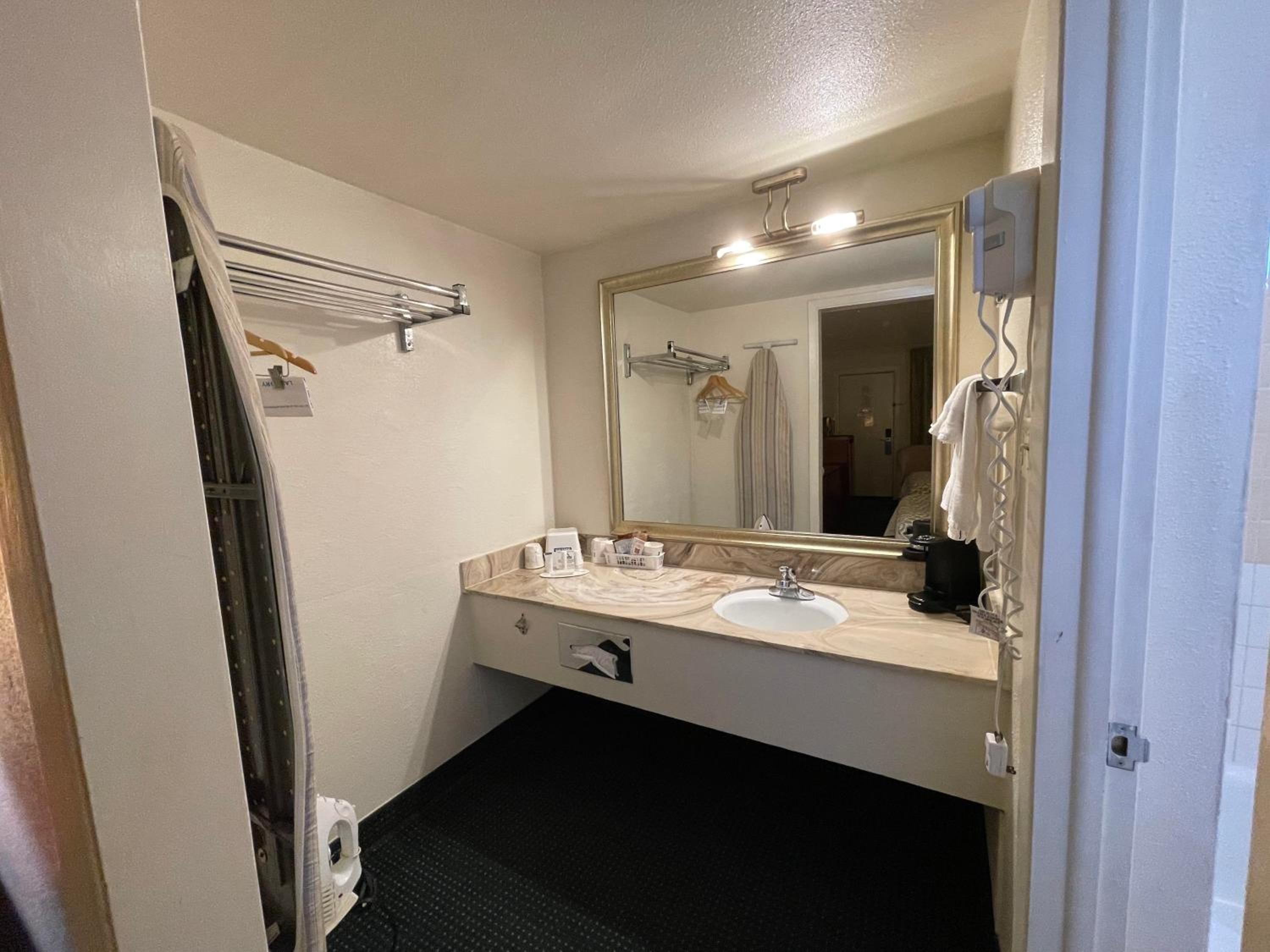 Studio Suite with Three Double Beds - Non-Smoking - Photo 2