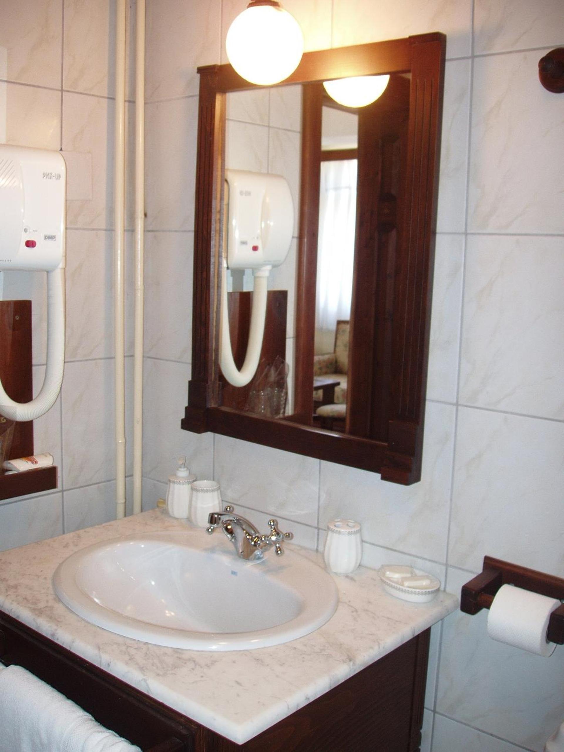 Junior Suite with Lake View - Photo 4