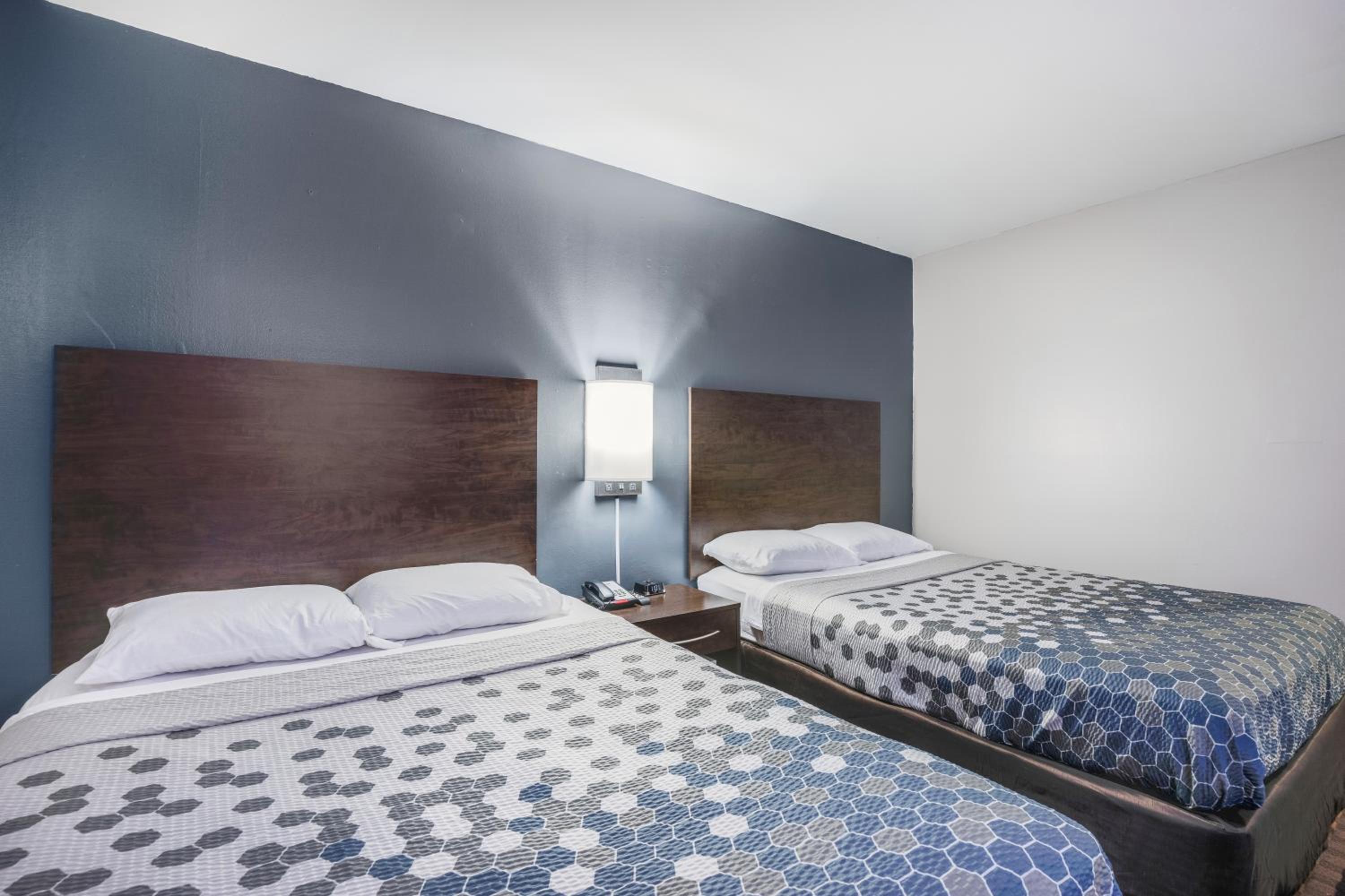Queen Room with Two Queen Beds - Photo 5
