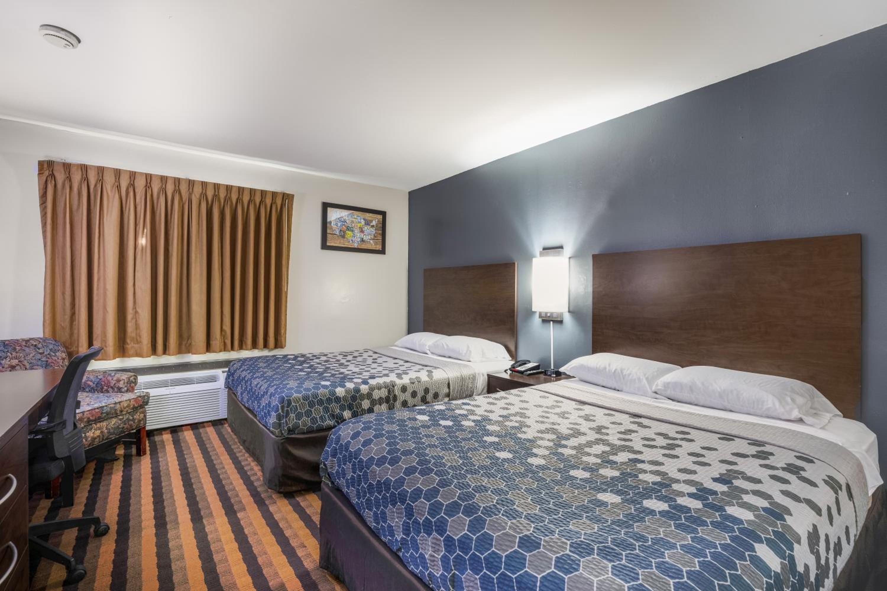 Queen Room with Two Queen Beds - Photo 4