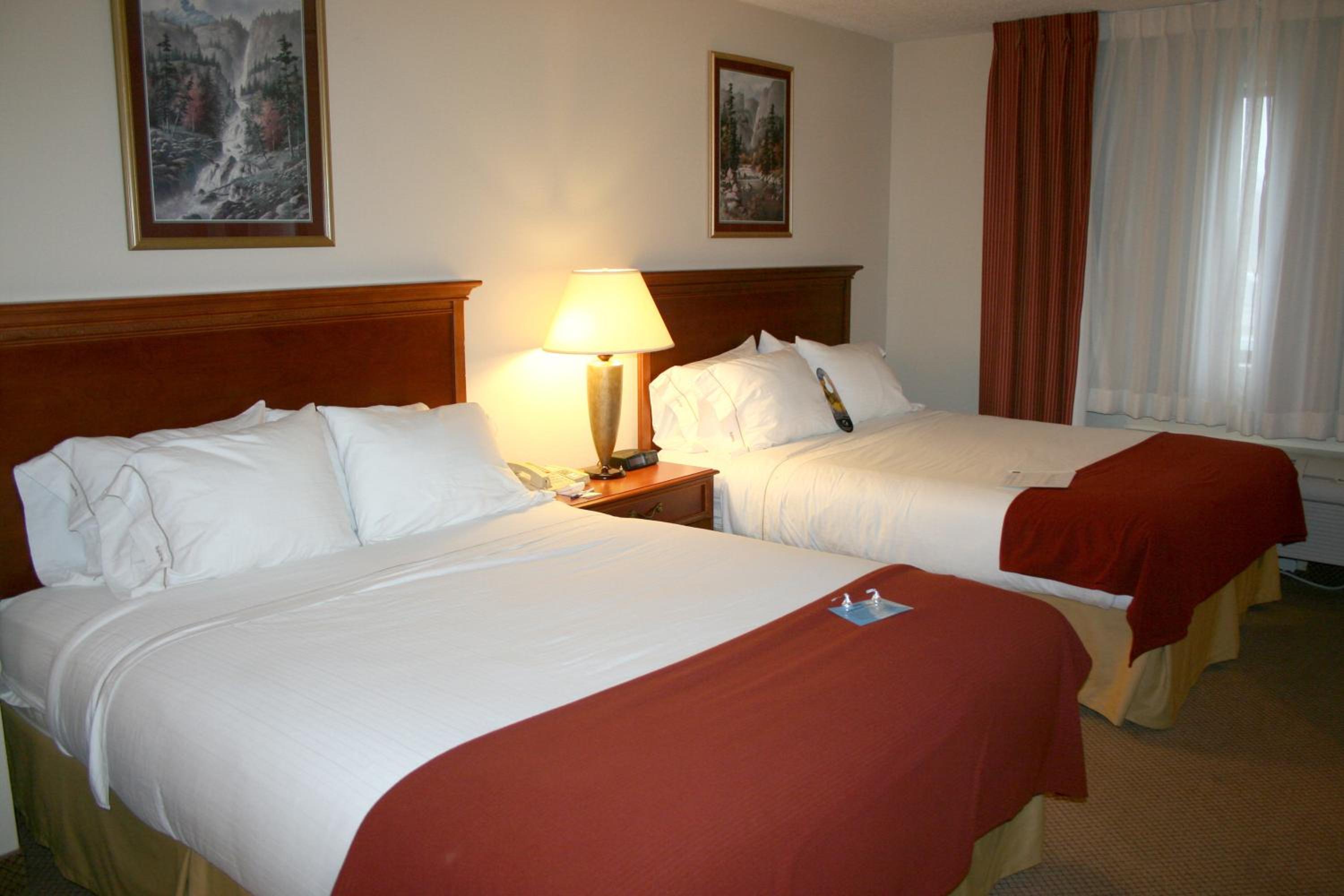Queen Room with Two Queen Beds - Non-Smoking - Photo 3