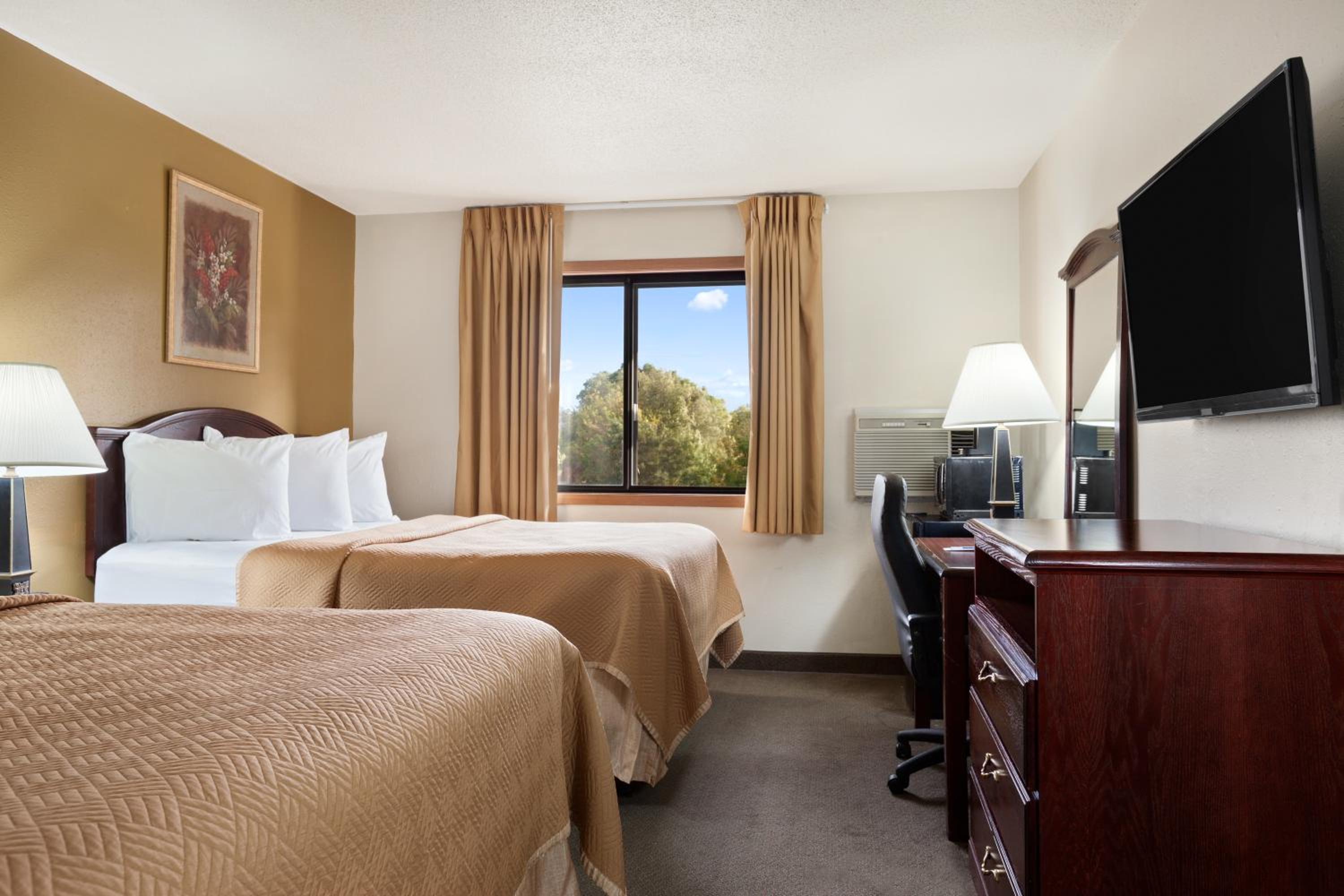Queen Room with Two Queen Beds - Non-Smoking - Photo 6