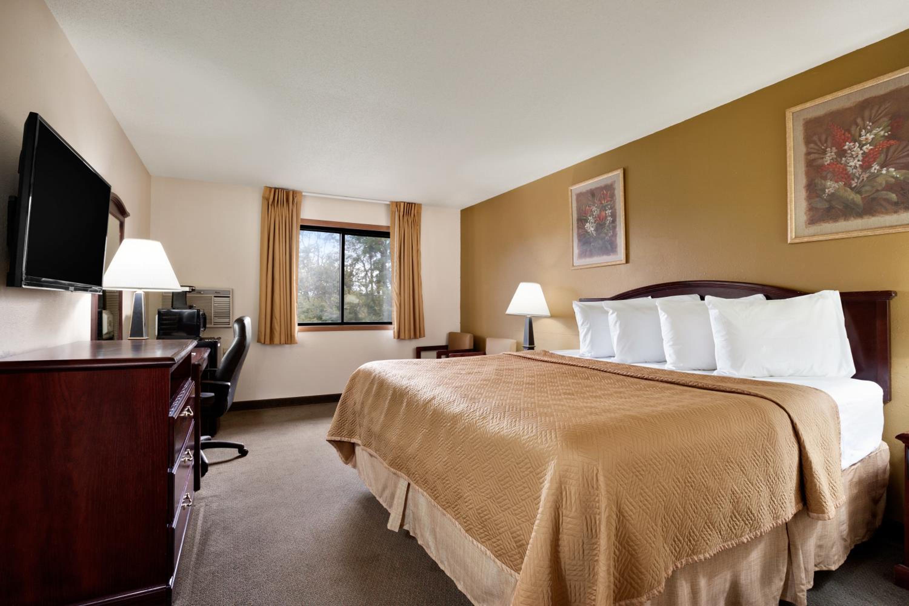 King Room- Non-Smoking/Upper Floor - Photo 1