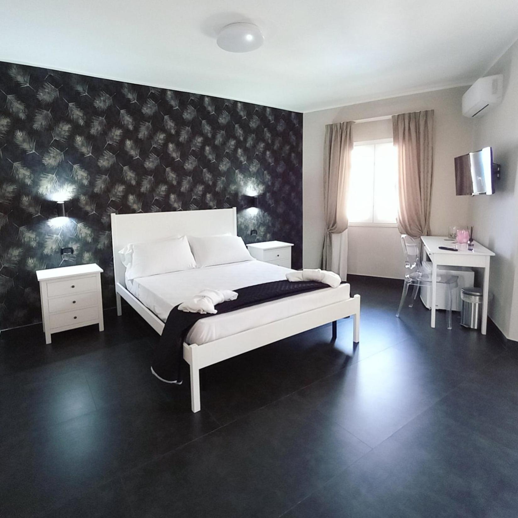Deluxe Double Room with Balcony and Sea View