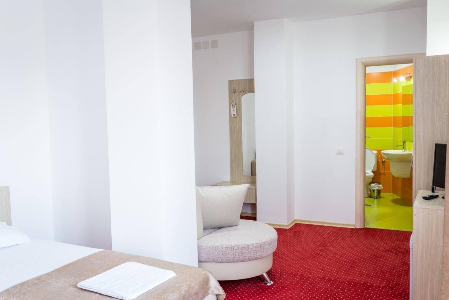 Double Room with Private Bathroom - Photo 109