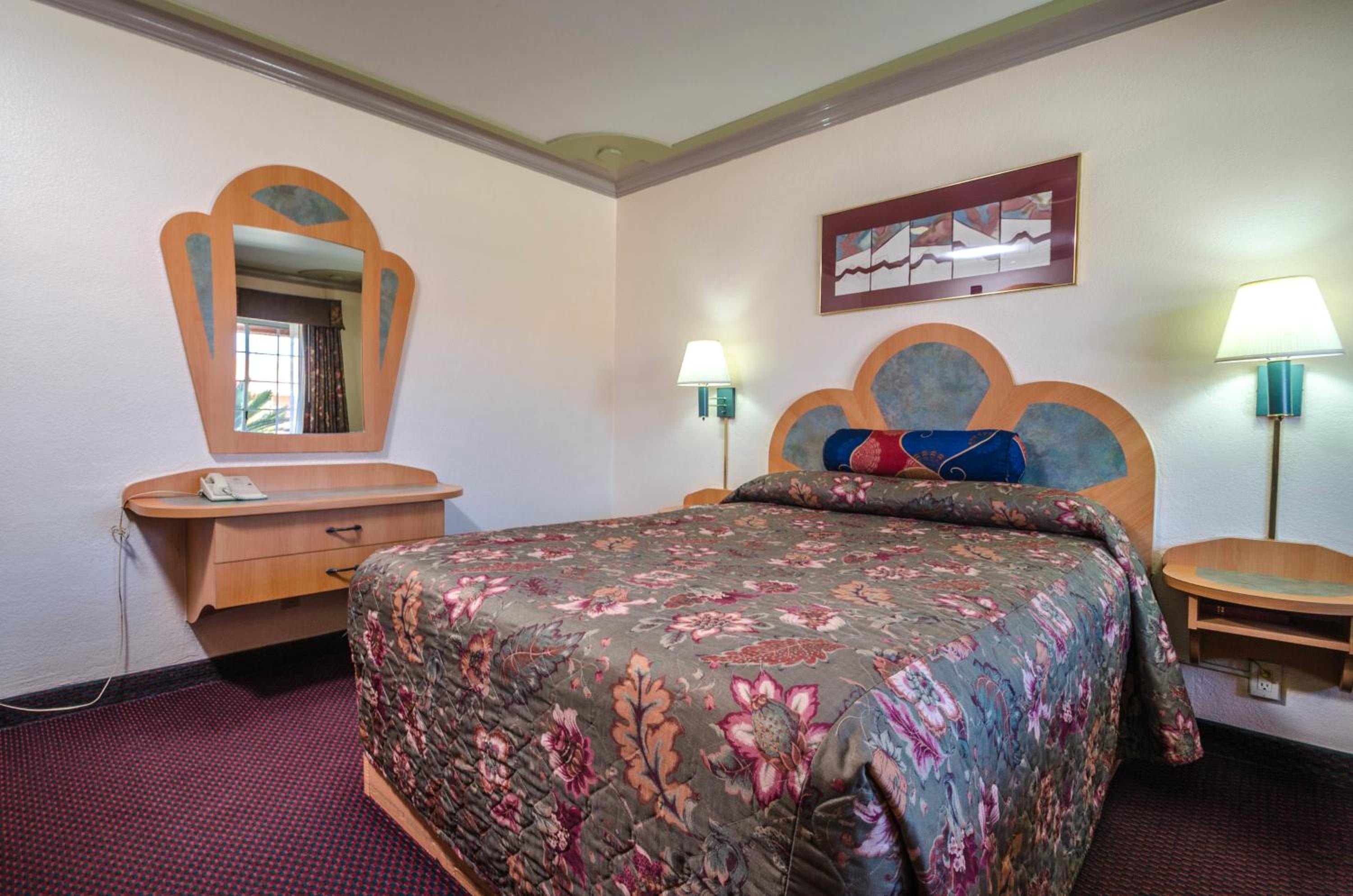 Queen Room - Photo 7