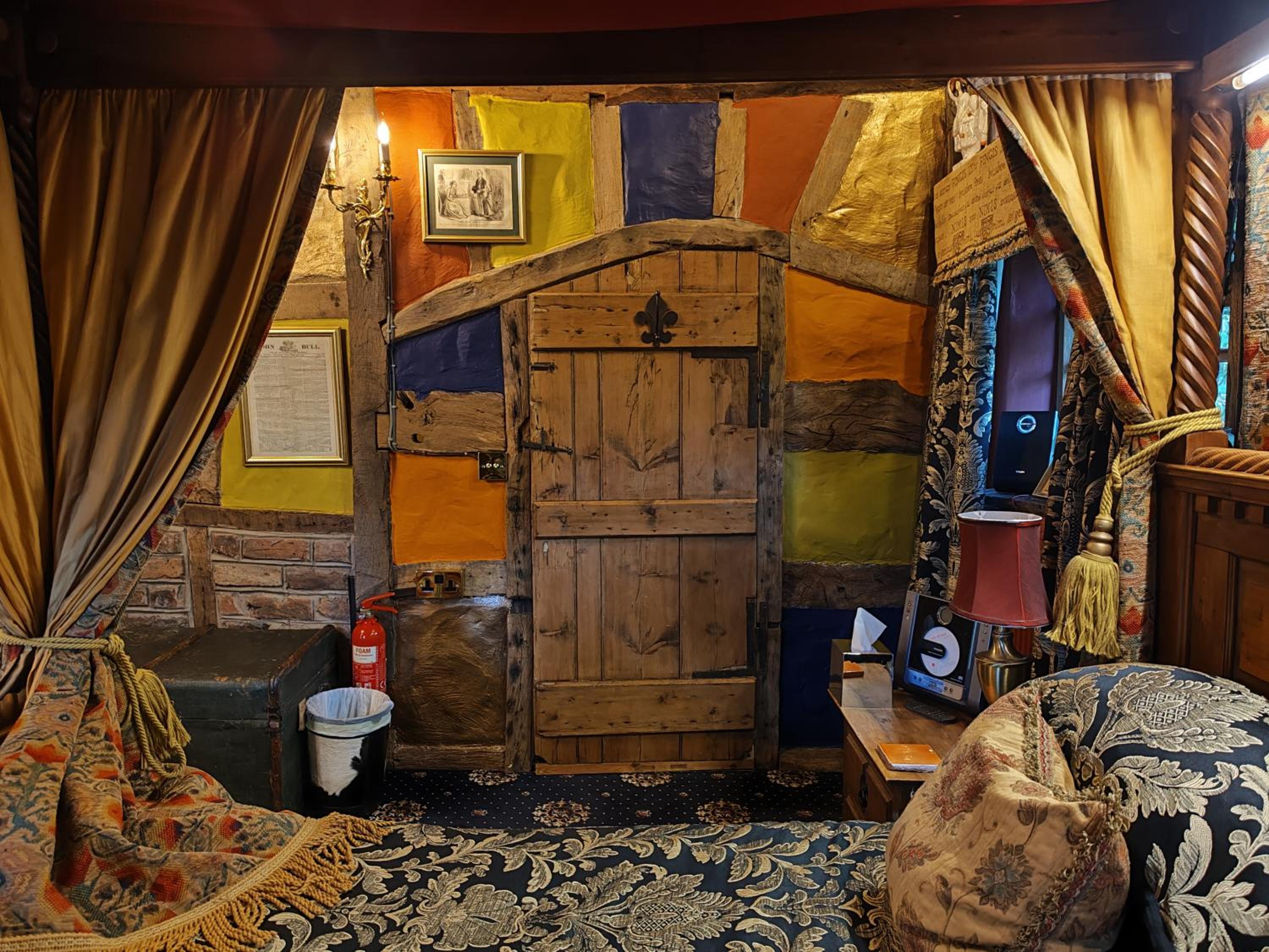 Large Luxury Four Poster Suite - Photo 2