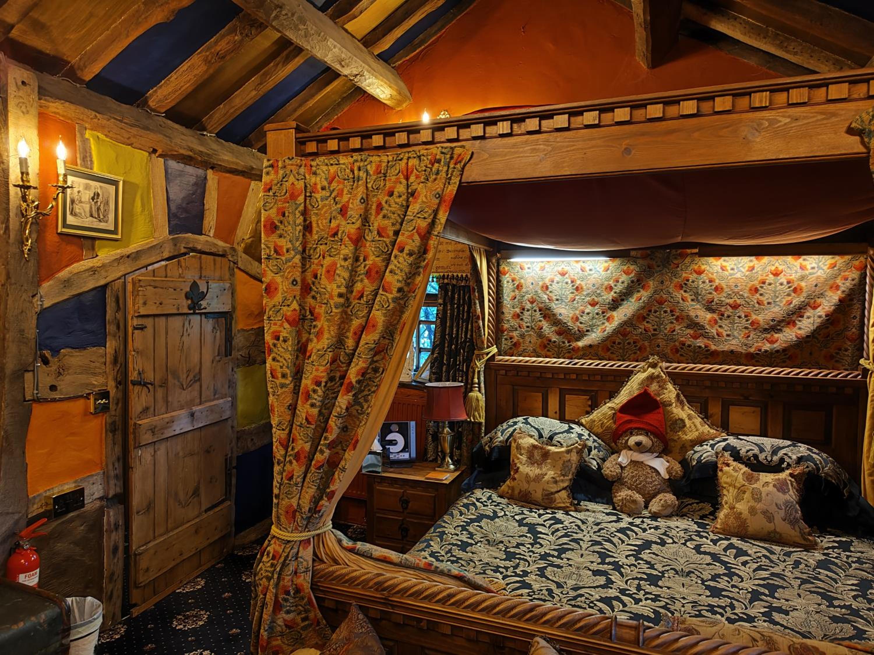 Large Luxury Four Poster Suite - Photo 4