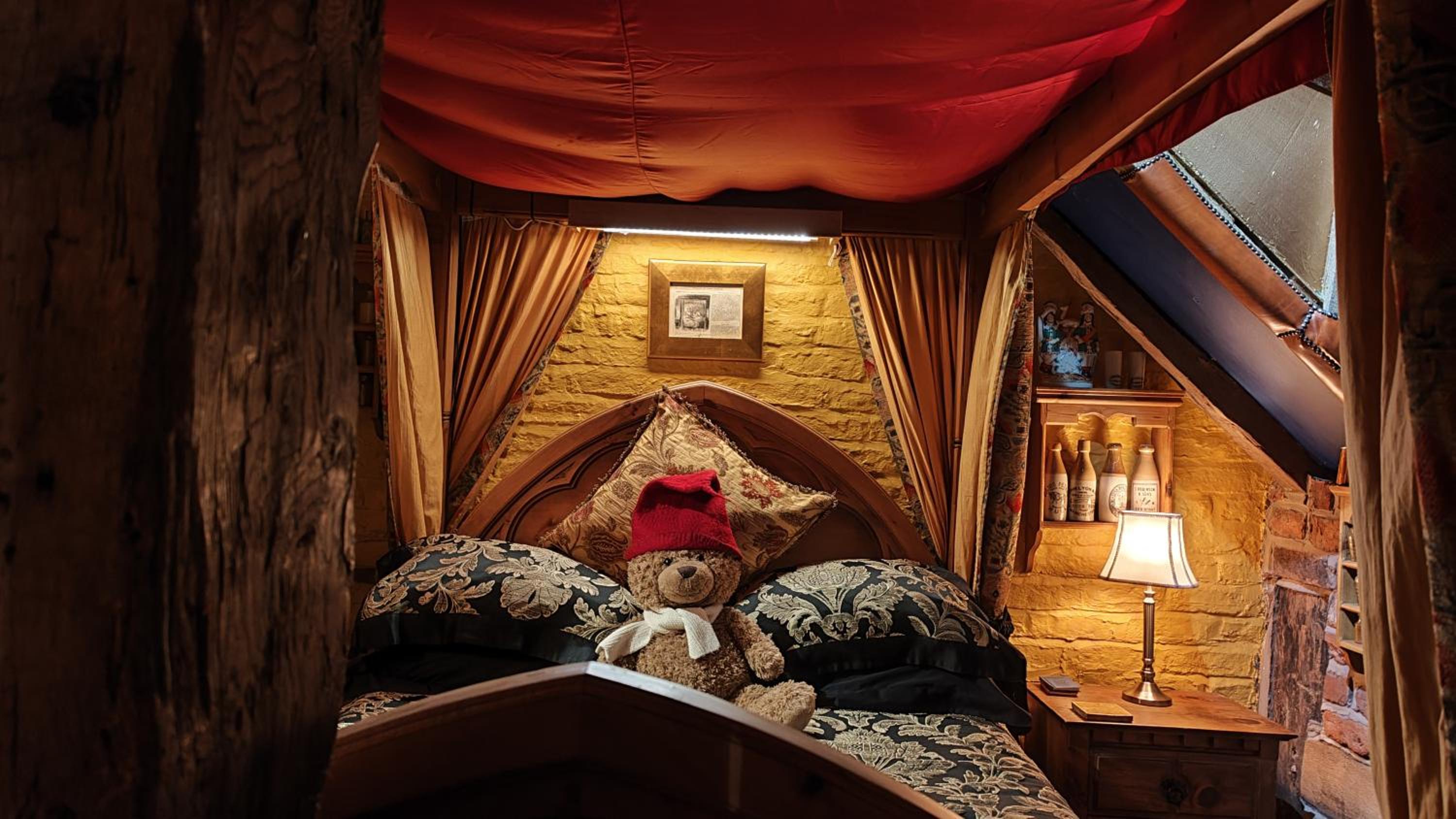 Luxury Four Poster Double Suite - Photo 10