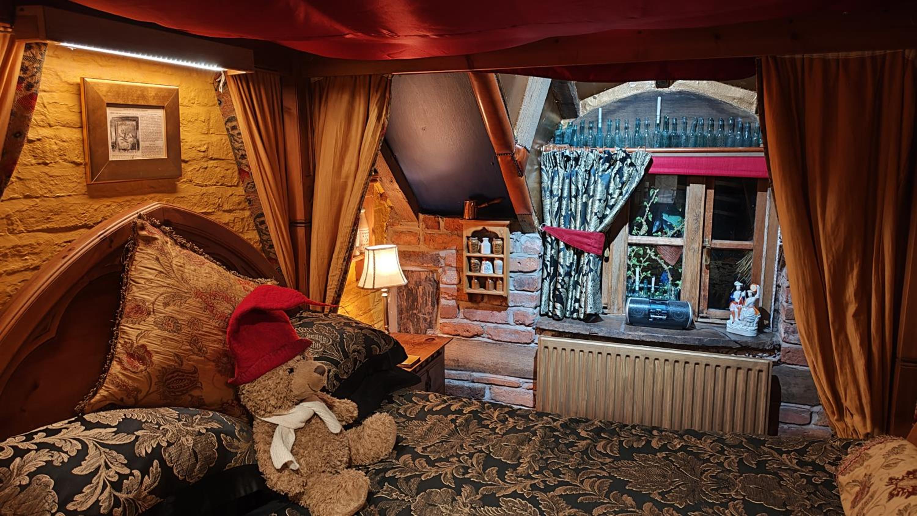 Luxury Four Poster Double Suite - Photo 11
