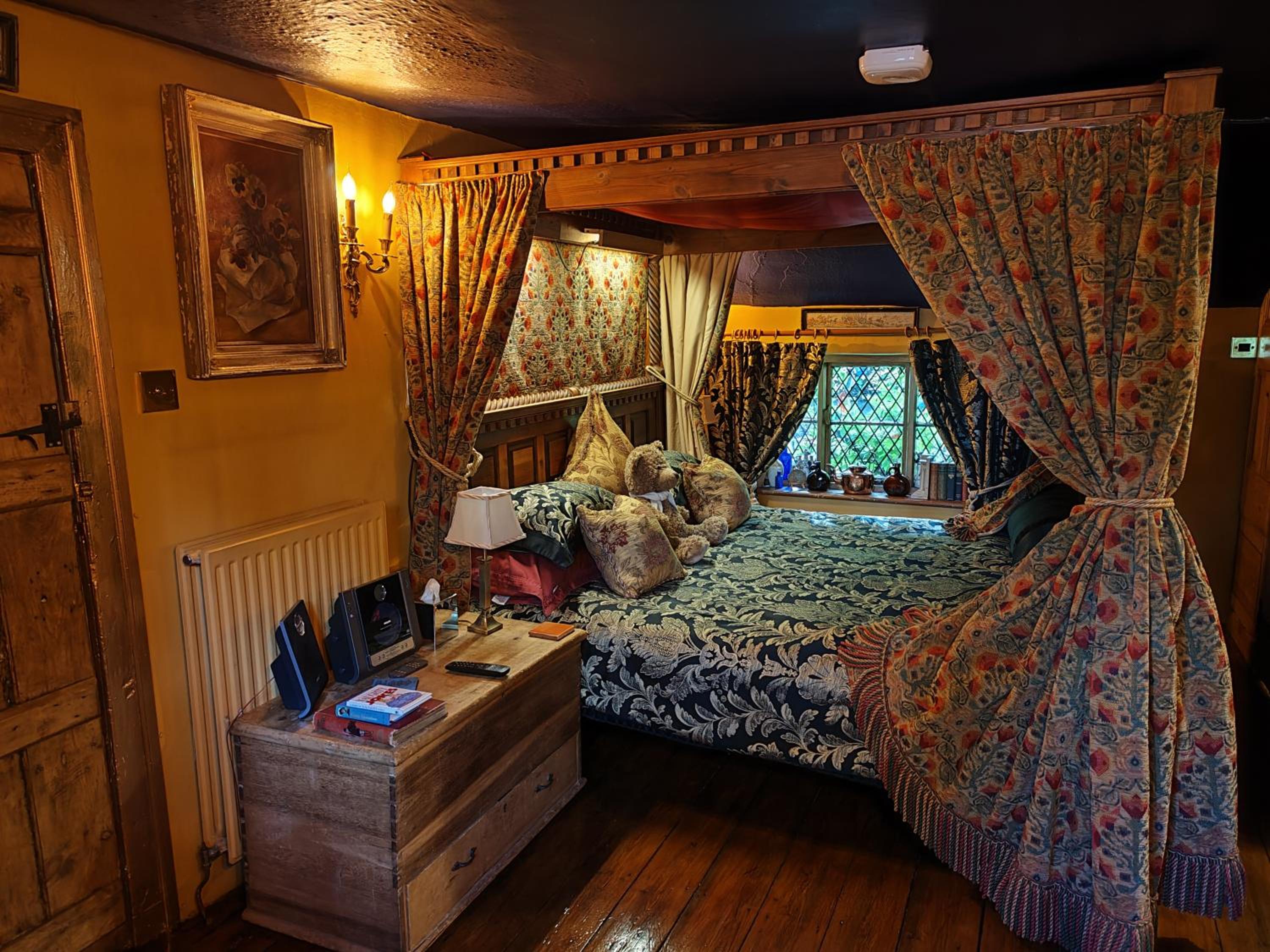 Luxury King-Size Four Poster Double Suite - Photo 16