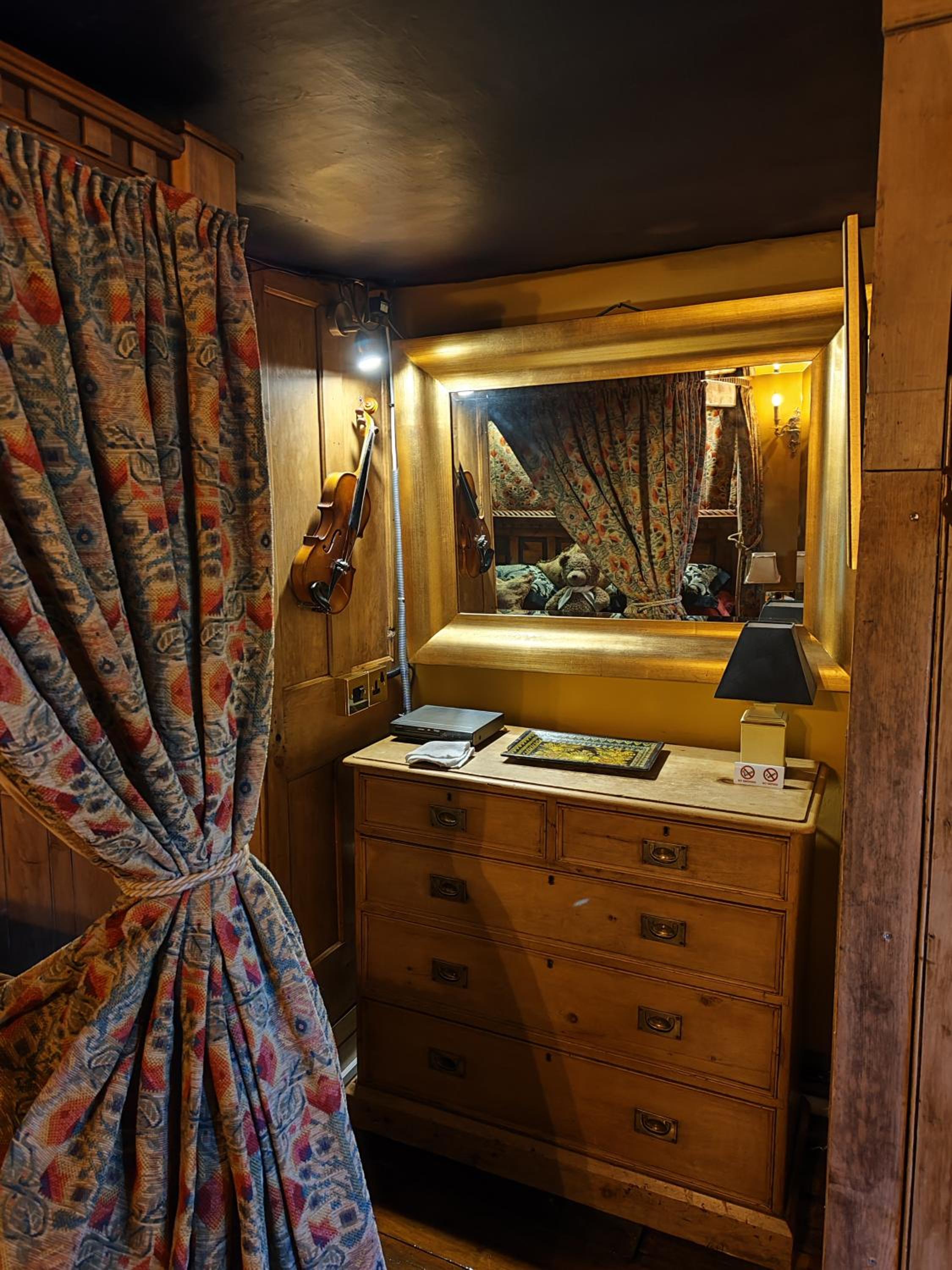 Luxury King-Size Four Poster Double Suite - Photo 17