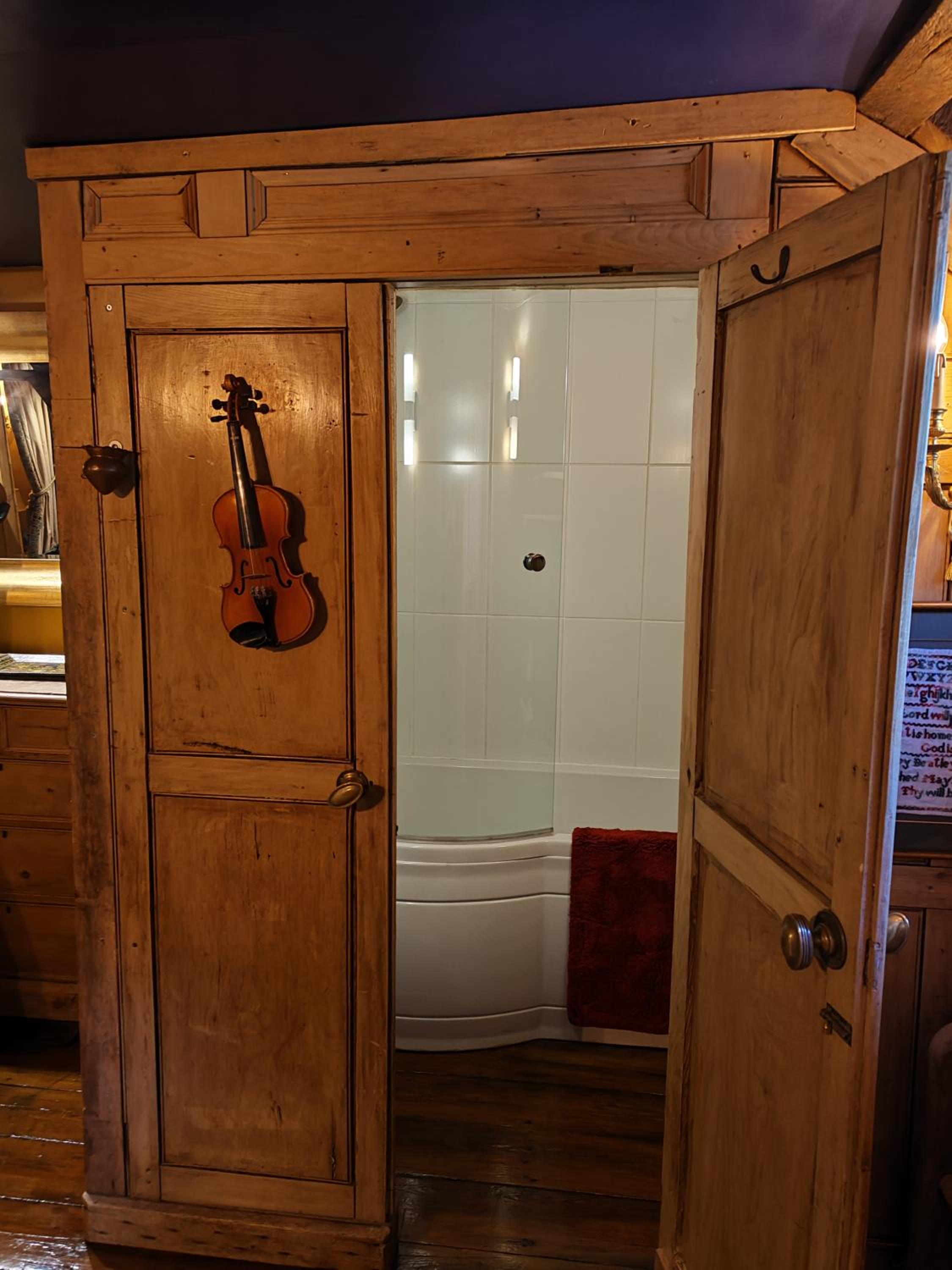 Luxury King-Size Four Poster Double Suite - Photo 18