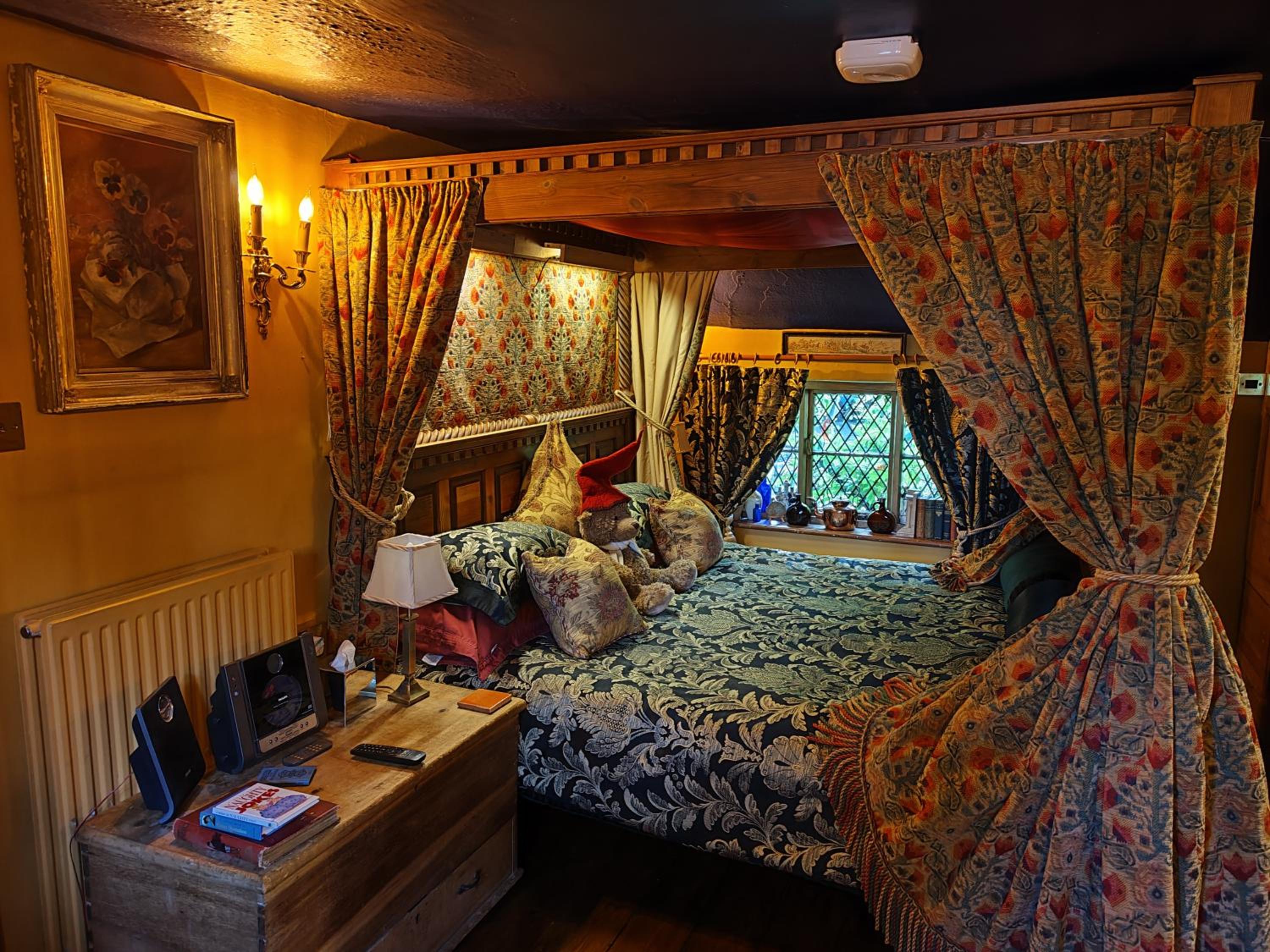 Luxury King-Size Four Poster Double Suite - Photo 19