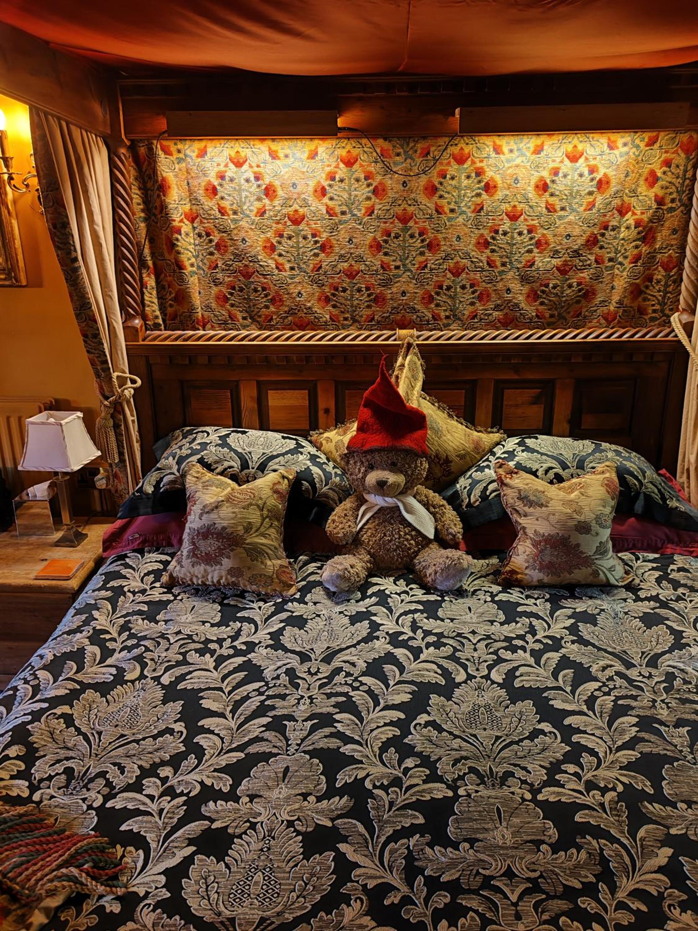 Luxury King-Size Four Poster Double Suite - Photo 20