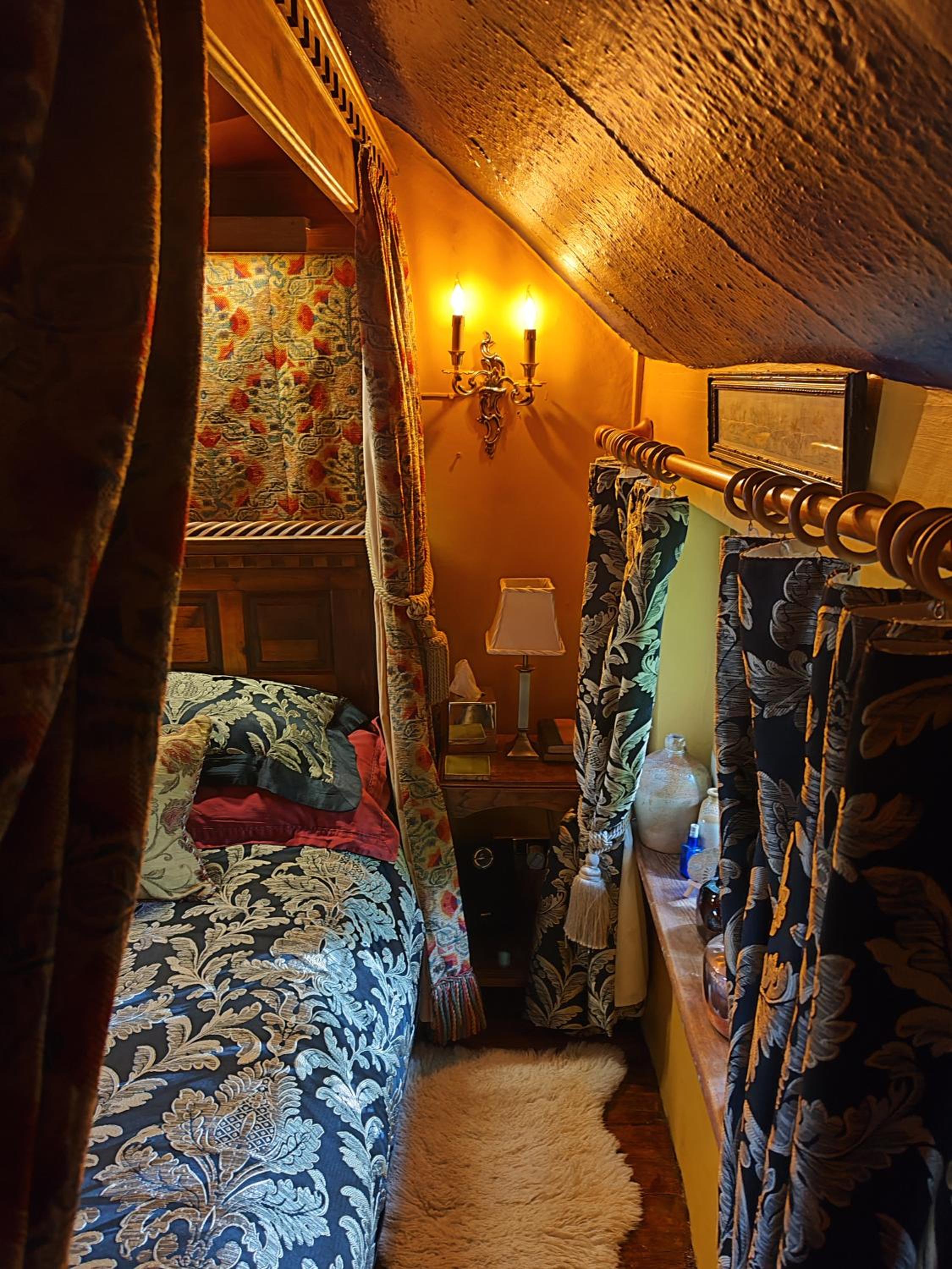 Luxury King-Size Four Poster Double Suite - Photo 22