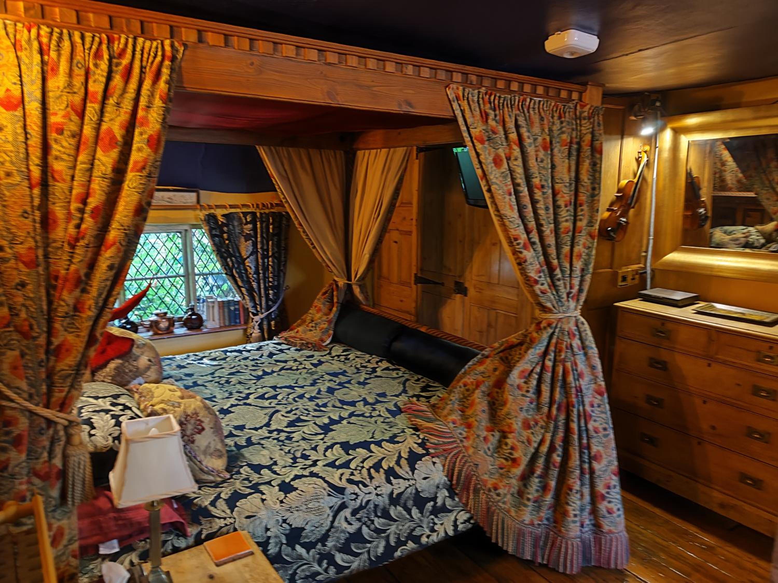 Luxury King-Size Four Poster Double Suite - Photo 23