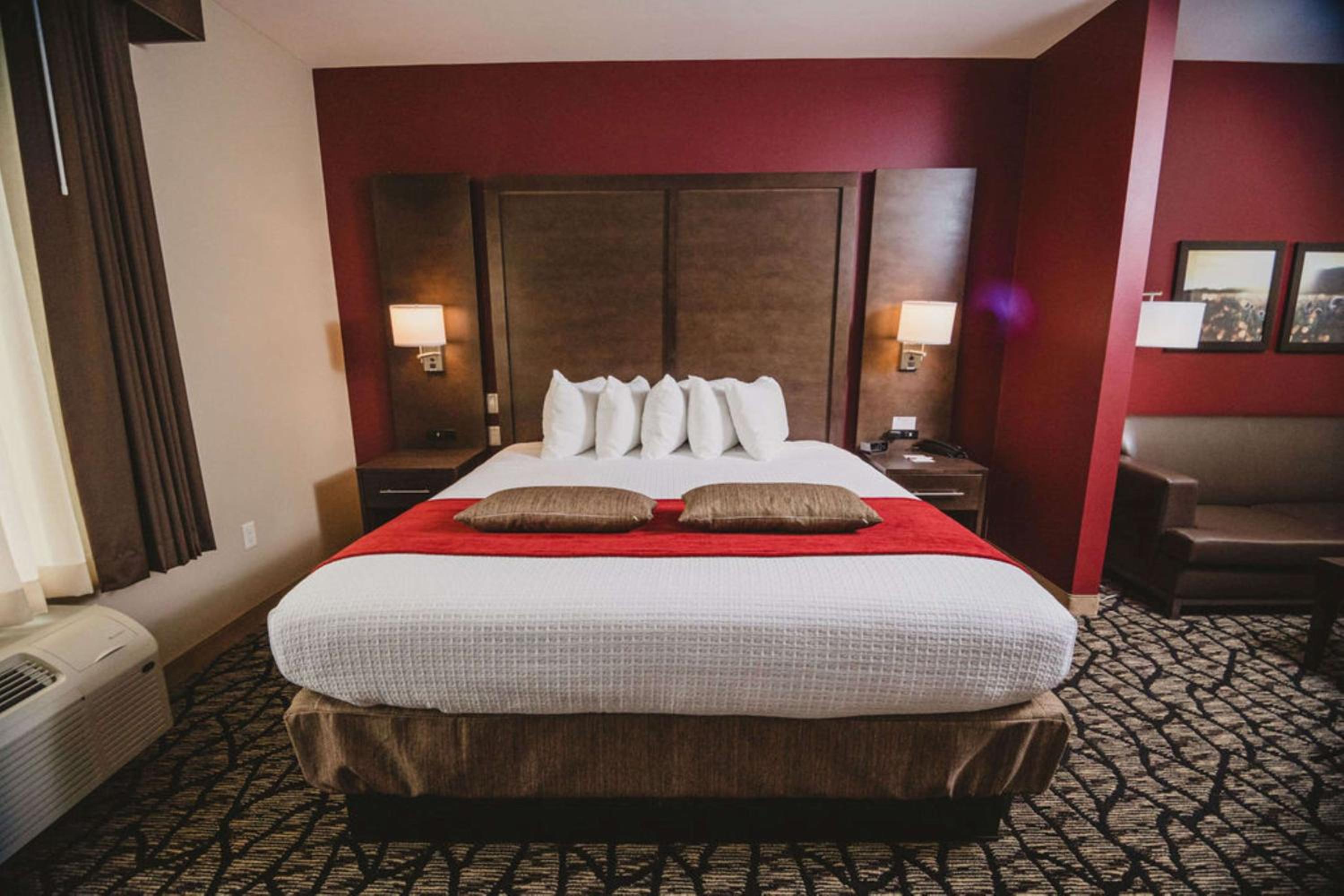 King Suite with Chaise - Non-Smoking - Photo 1