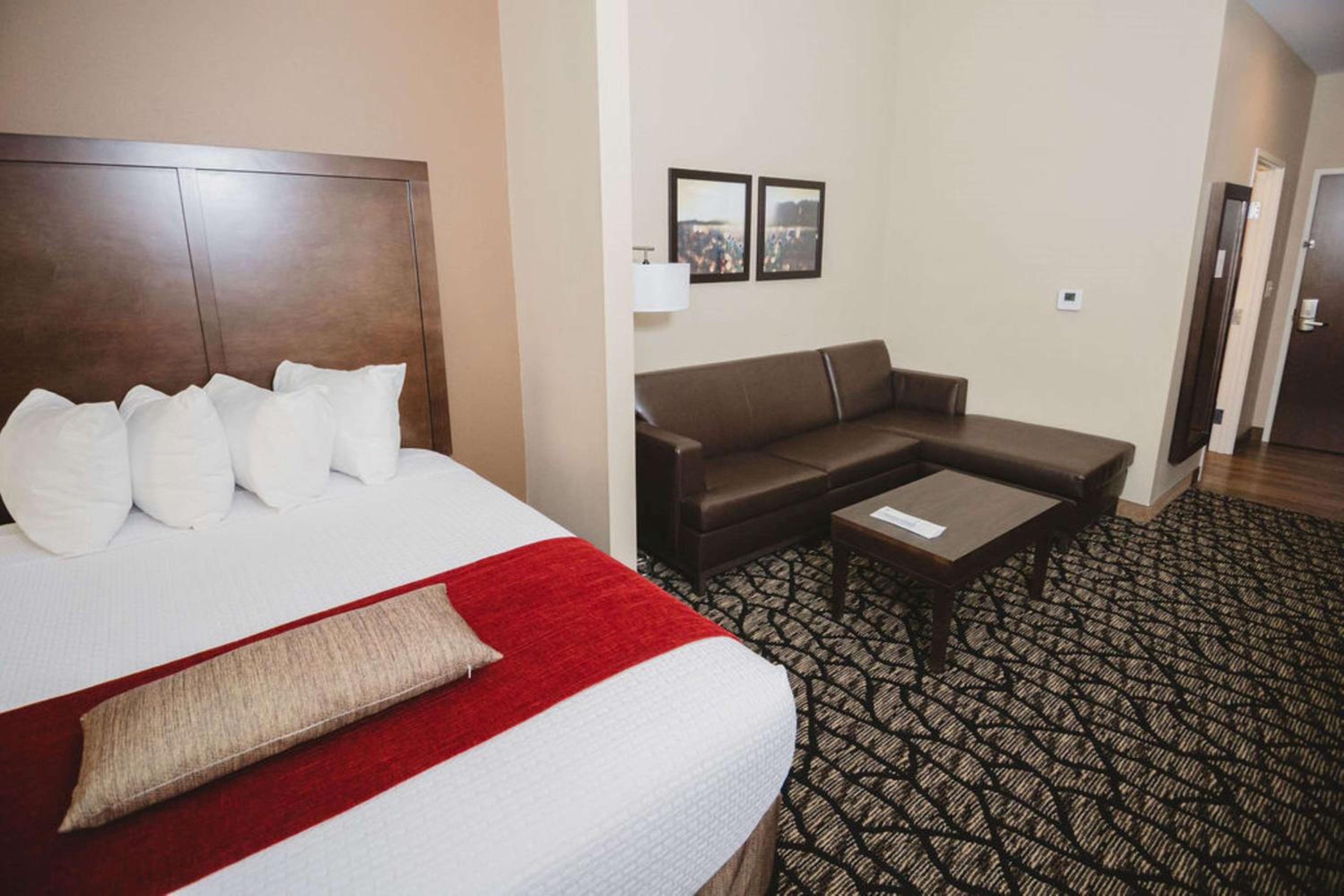 Suite with Two Queen Beds and Chaise - Non-Smoking - Photo 4