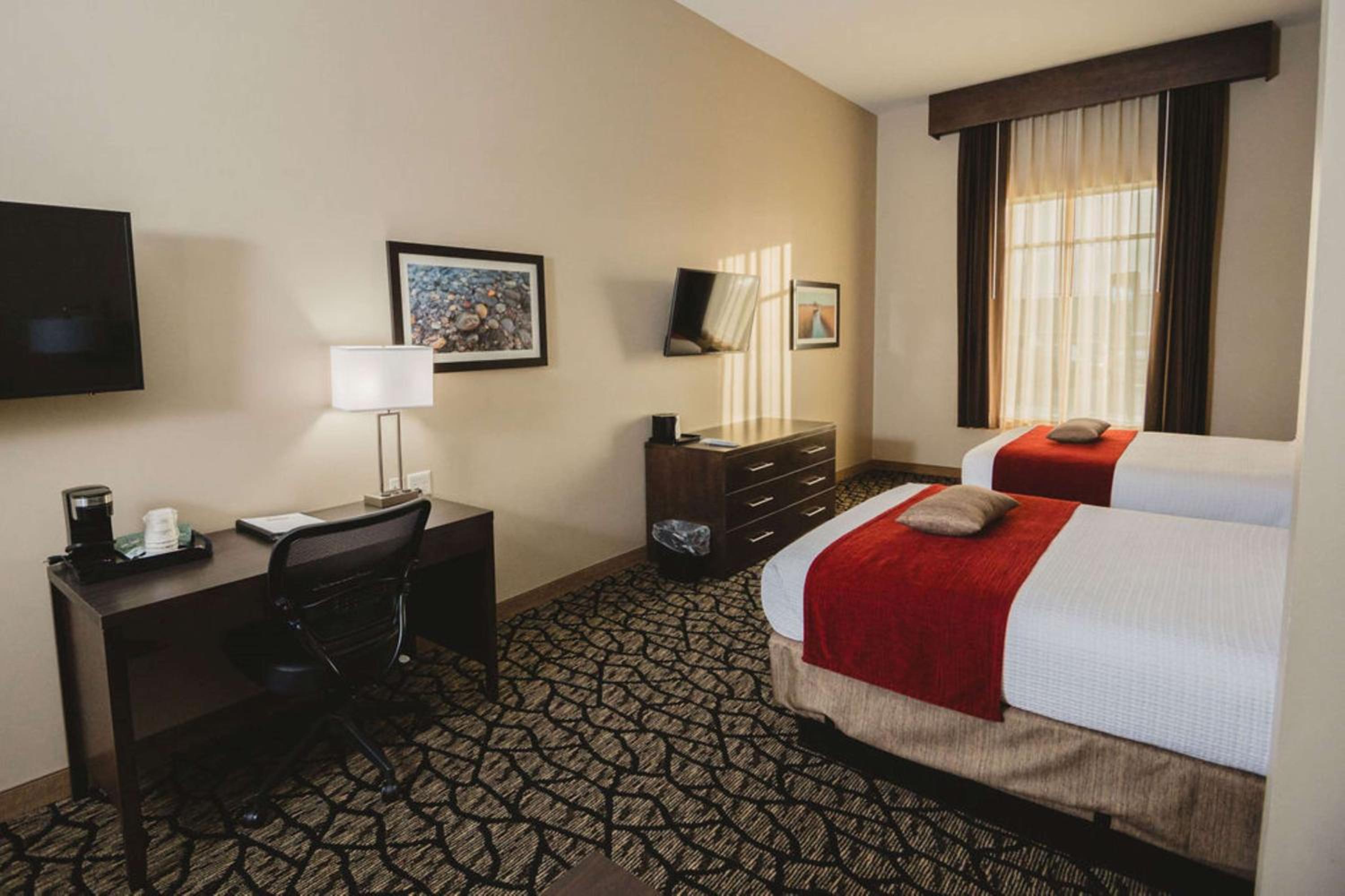 Suite with Two Queen Beds and Chaise - Non-Smoking - Photo 2