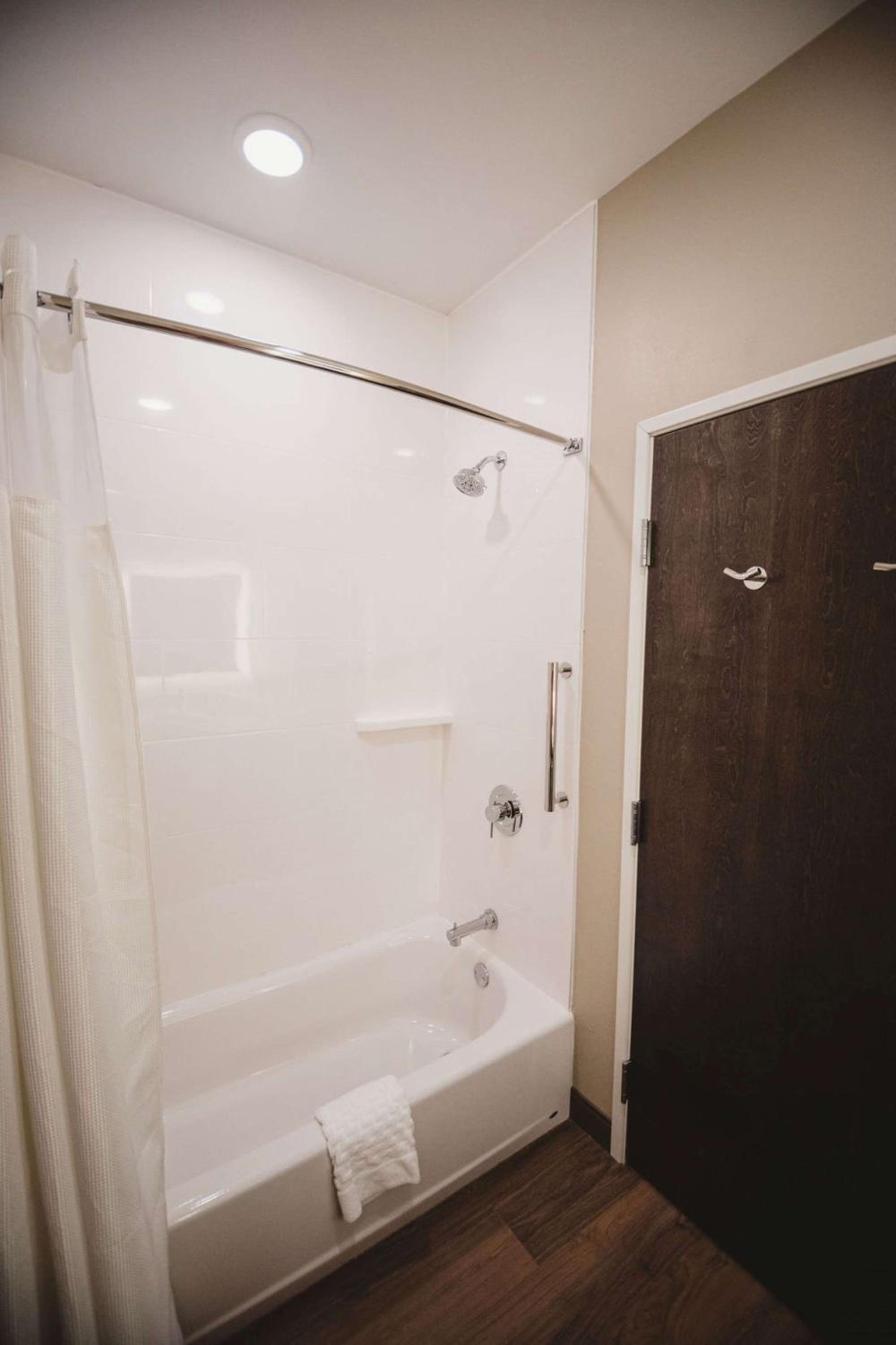 Suite with Kitchenette, Two Queen Beds and Chaise - Disability Access/Non-Smoking - Photo 3