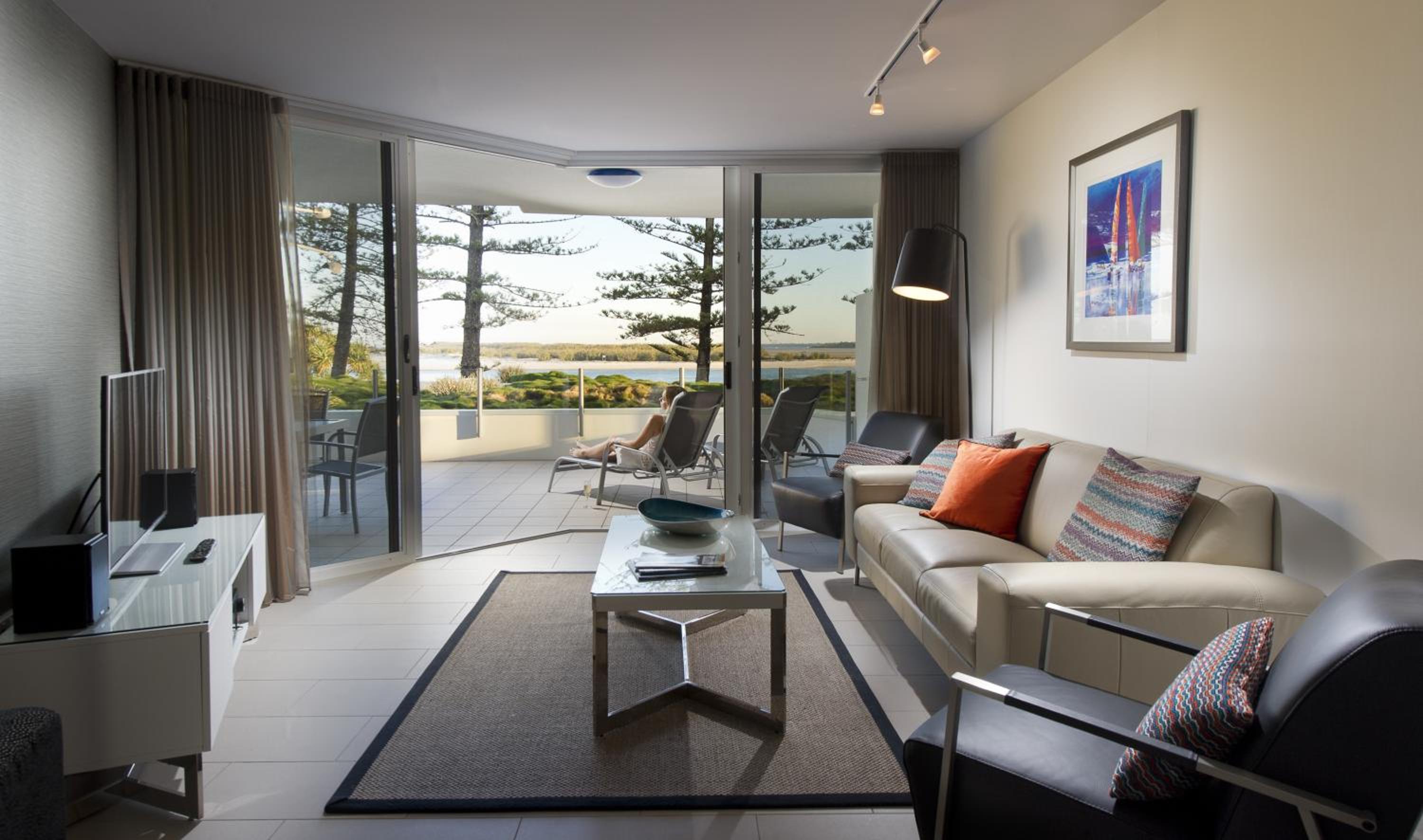 Three Bedroom Beachfront Apartment- 2 House Beverage Vouchers per stay