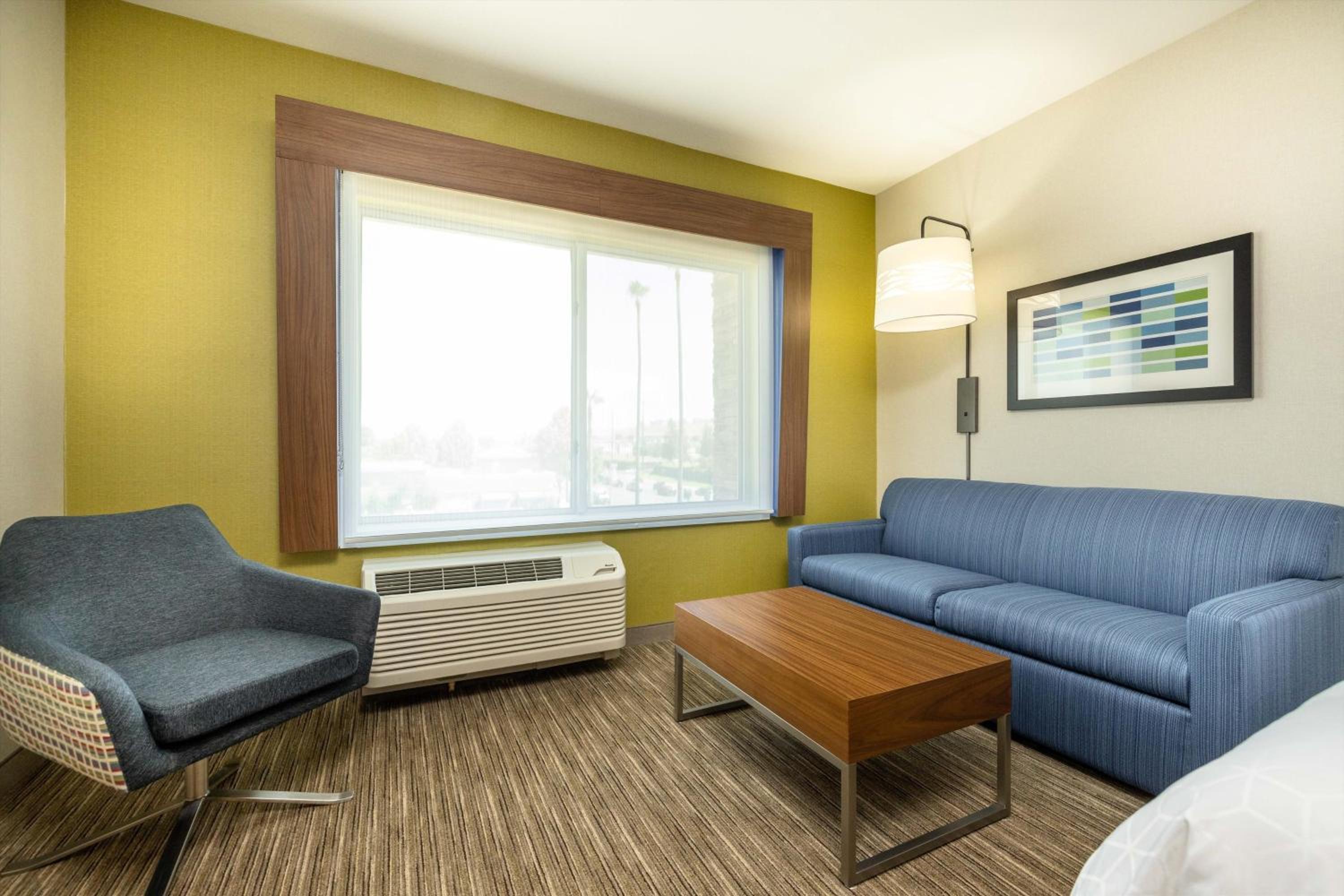 Queen Suite with Two Queen Beds and Sofa Bed - Photo 8