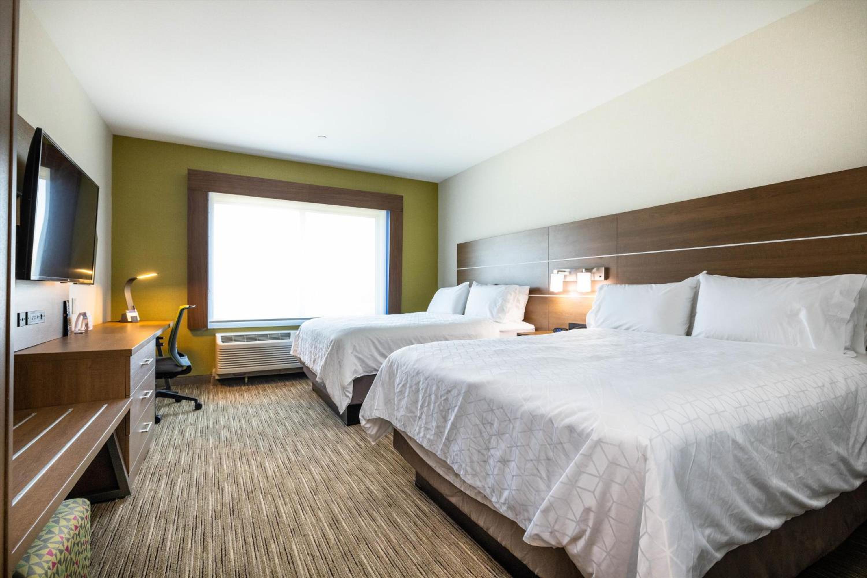 Standard Room with Two Queen Beds - Photo 3