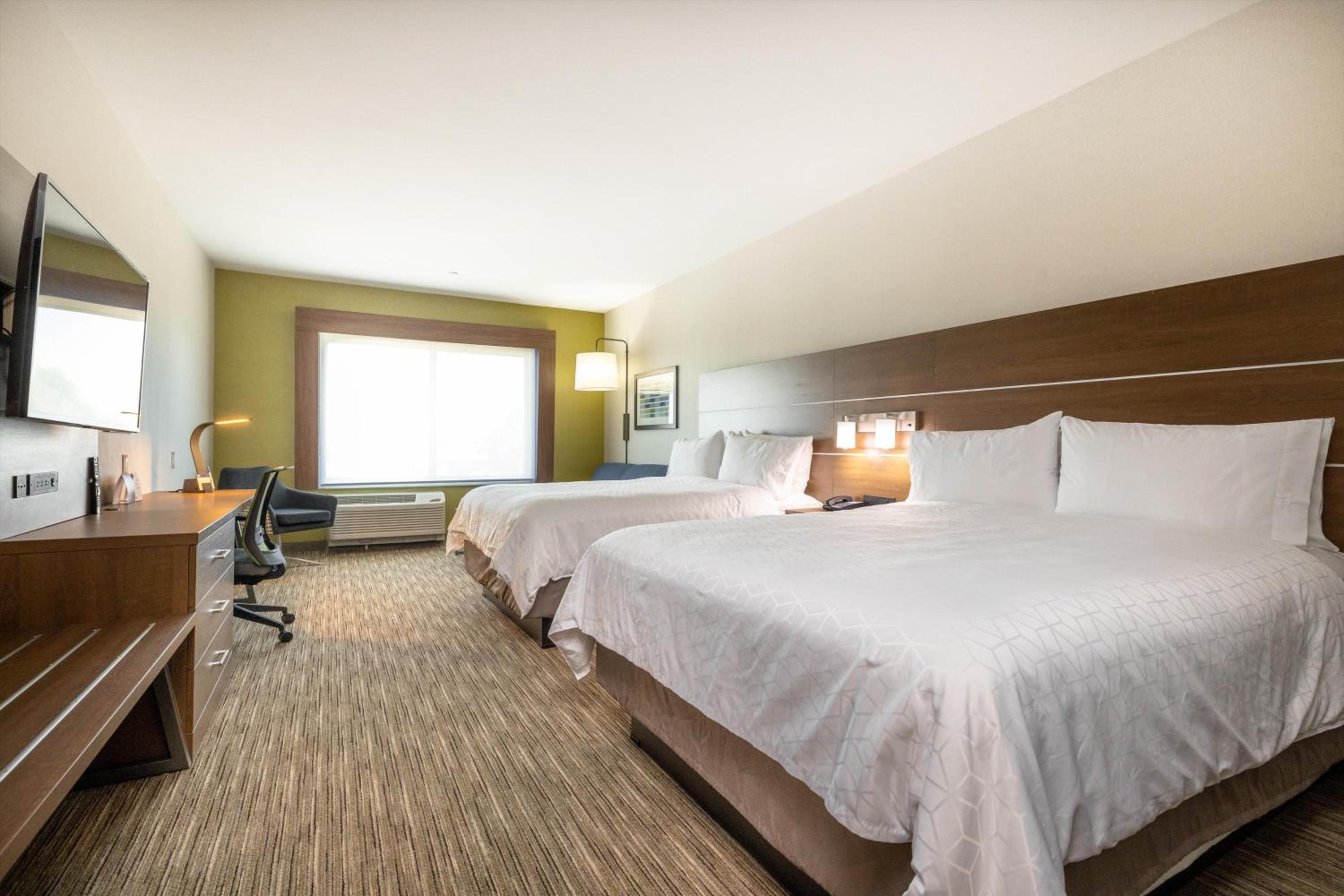 Queen Suite with Two Queen Beds and Sofa Bed - Photo 9
