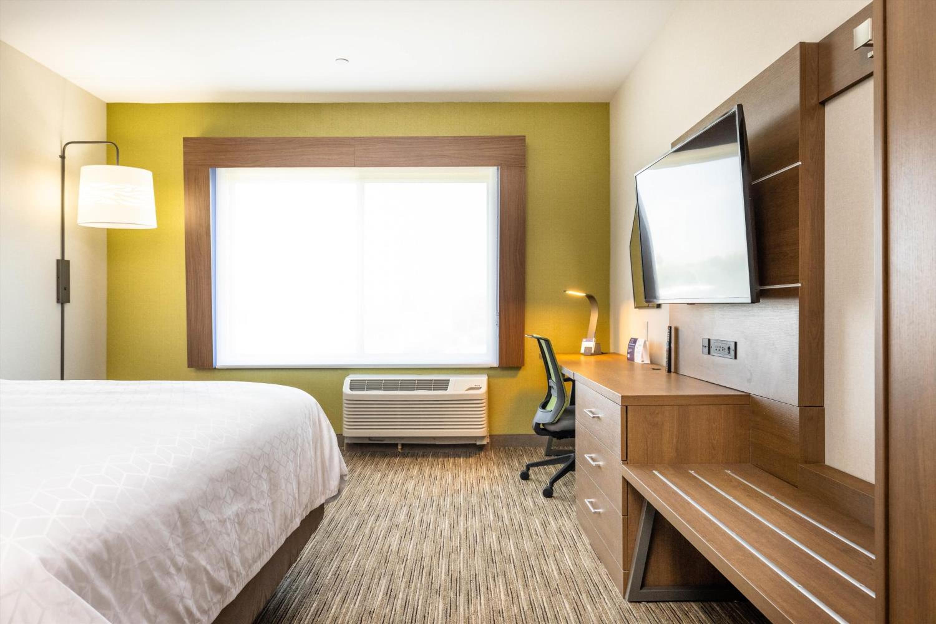 Standard King Room - Photo 11
