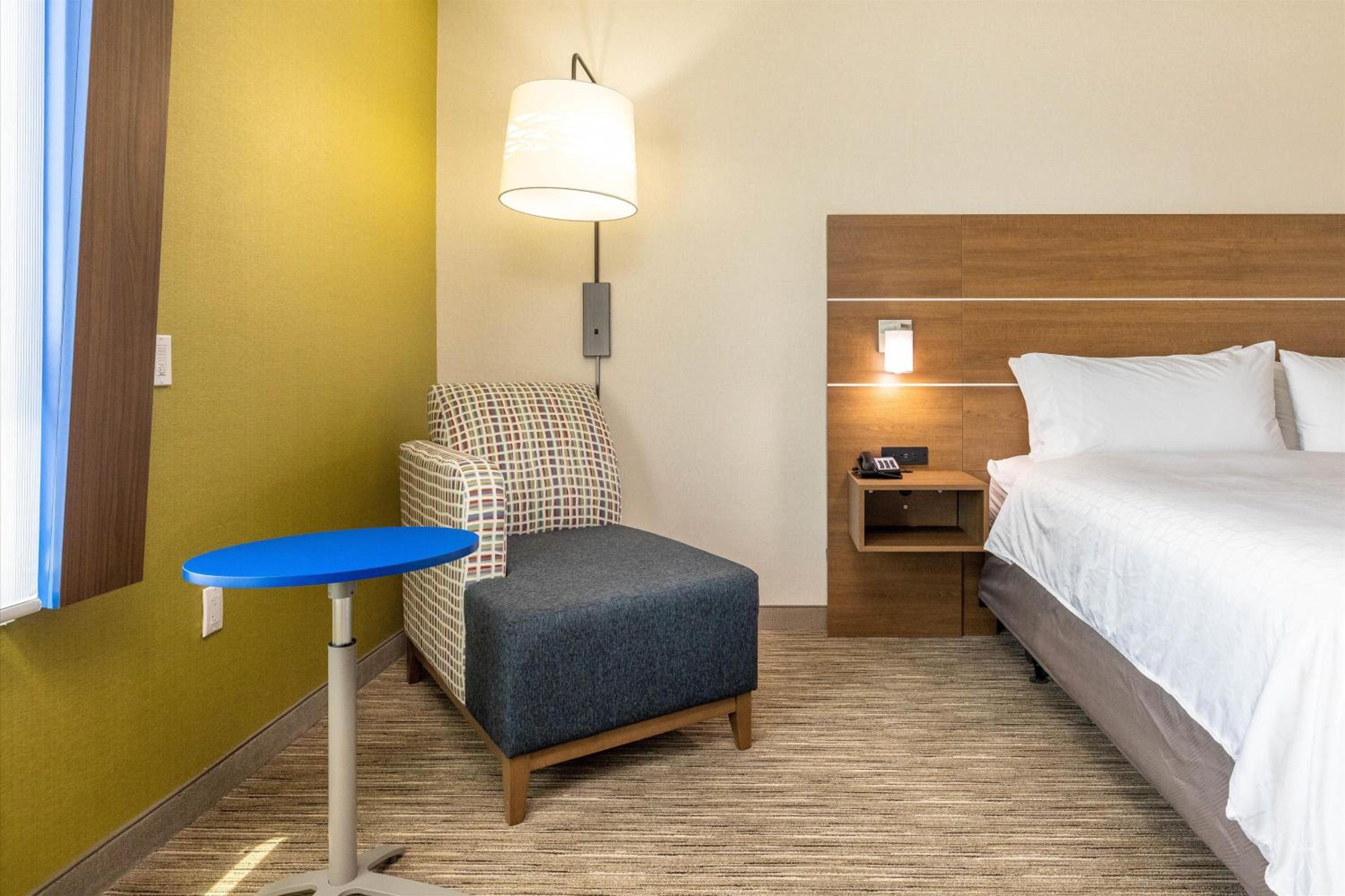 Standard King Room - Photo 12