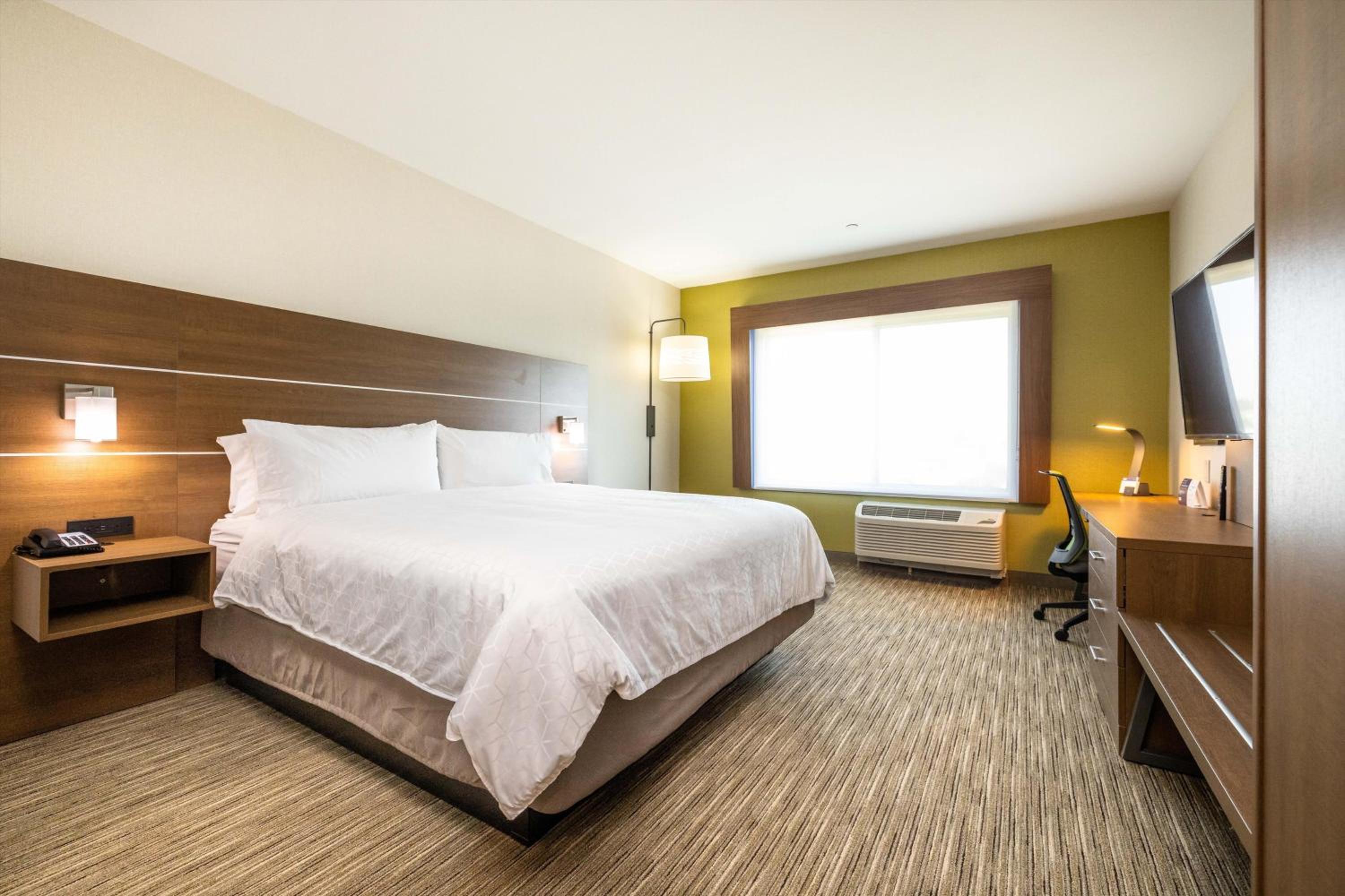 Standard King Room - Photo 7