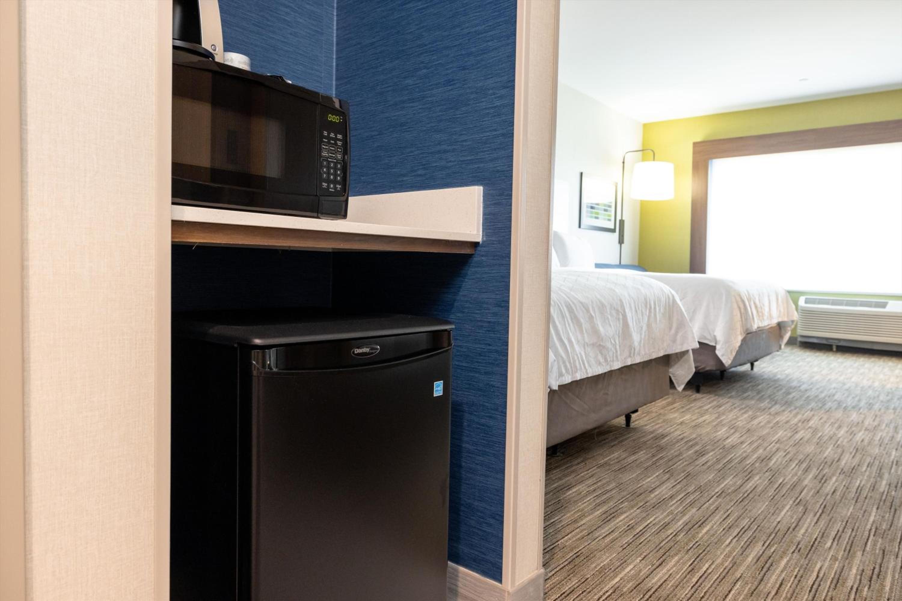 Standard Room with Two Queen Beds - Photo 6