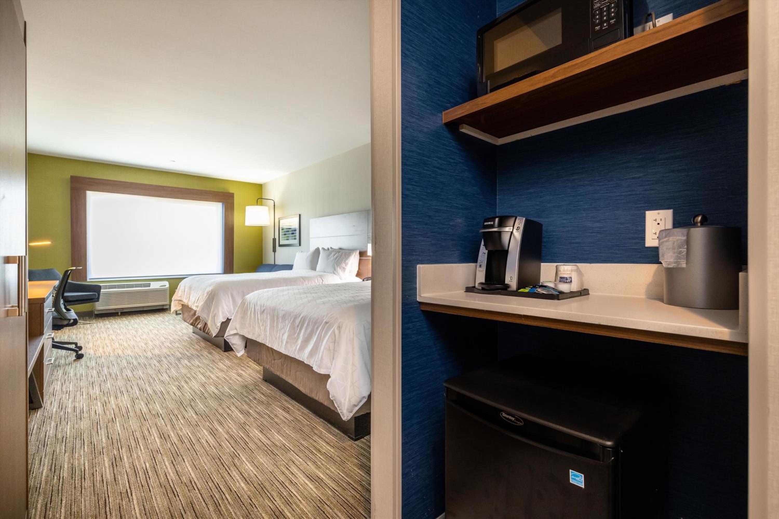 Queen Suite with Two Queen Beds and Sofa Bed - Photo 4