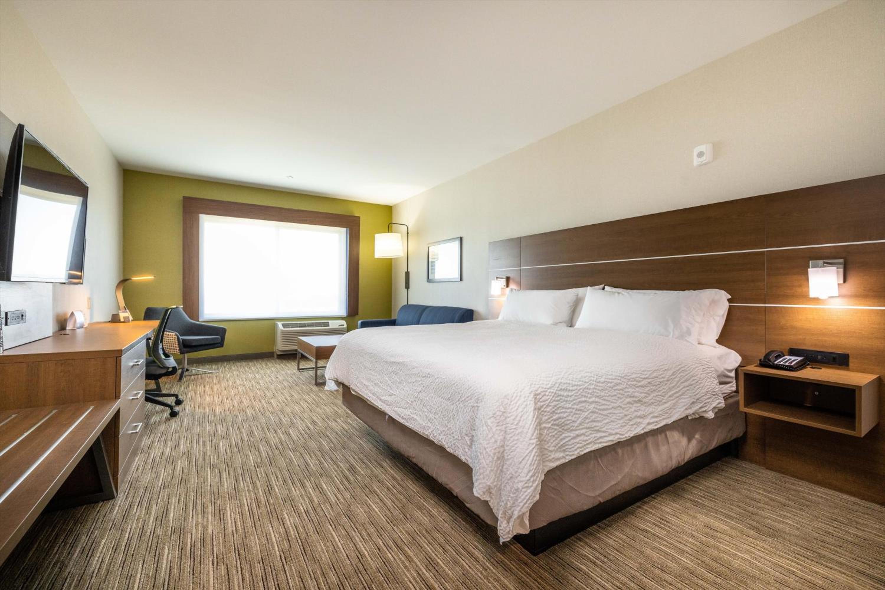 King Suite with Sofa Bed - Photo 8