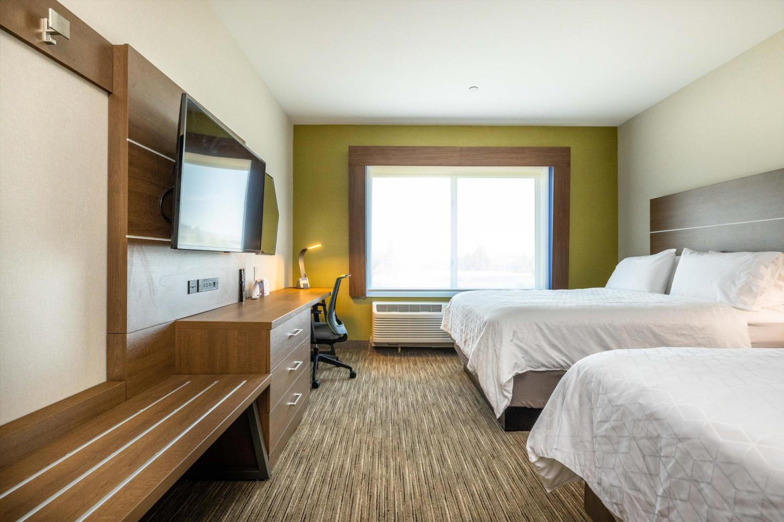 Standard Room with Two Queen Beds - Photo 7