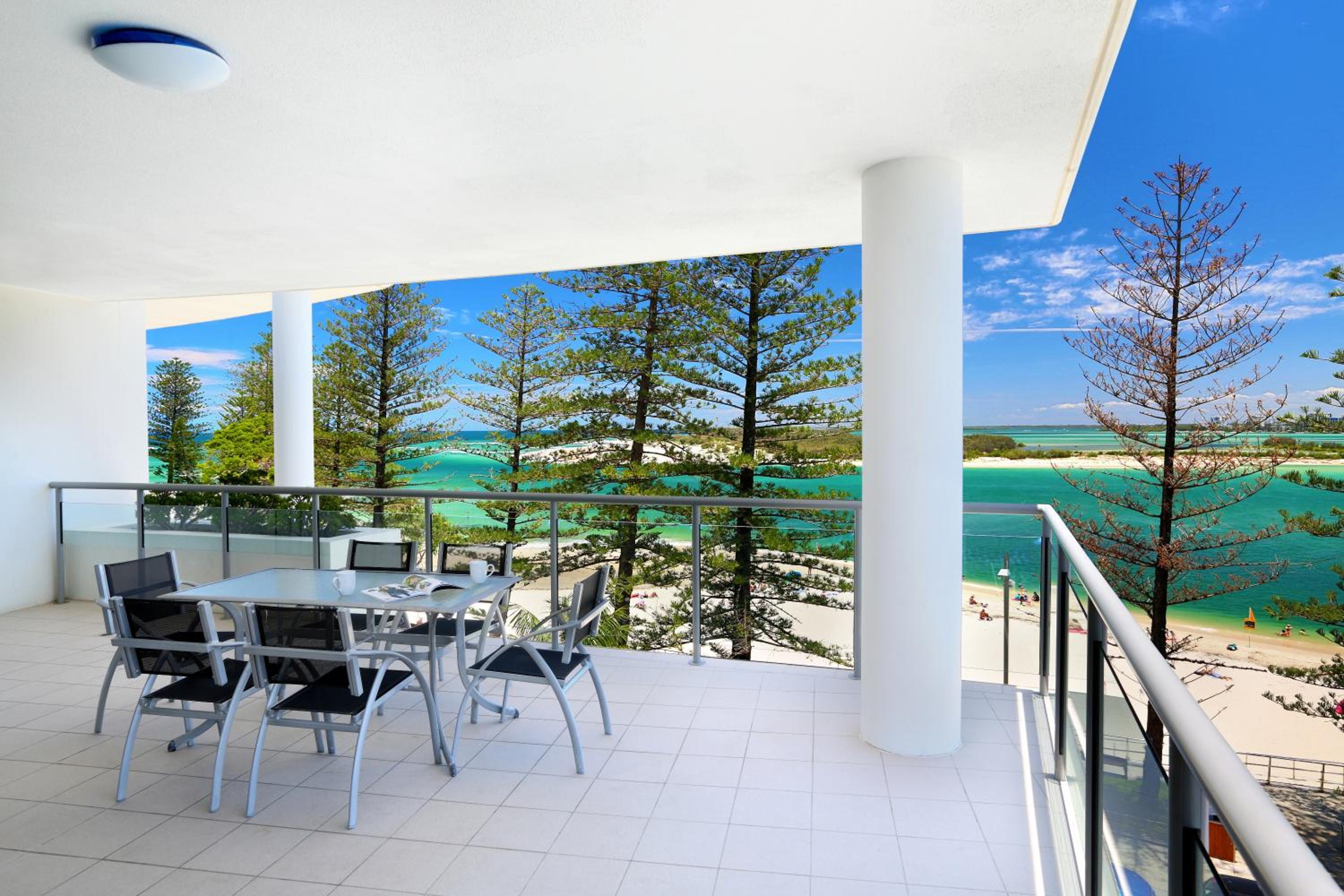 Premium 2 Bedroom Beachfront Apartment- 2 House Beverage Vouchers per stay photo 3