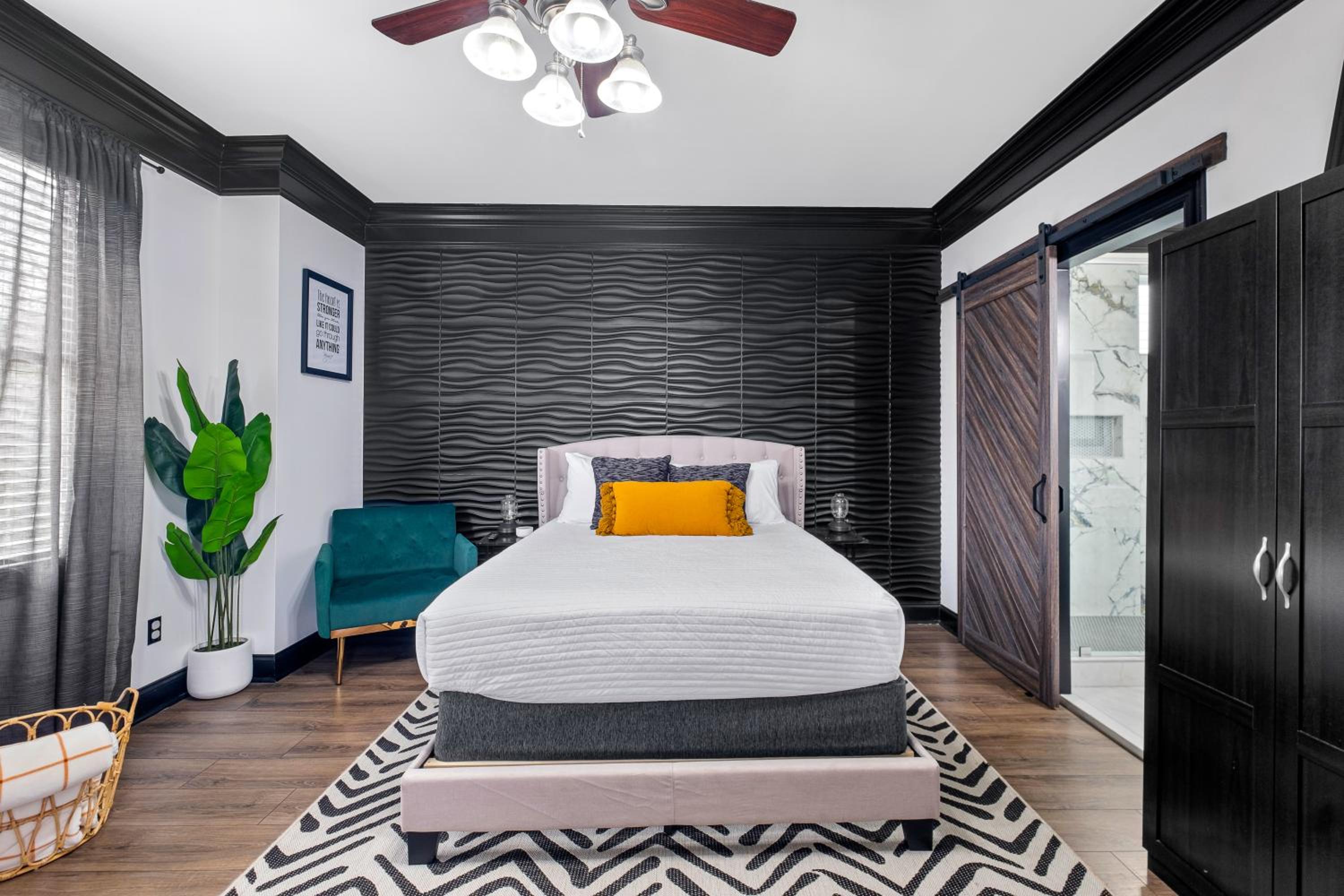 Three-Bedroom House - Photo 37