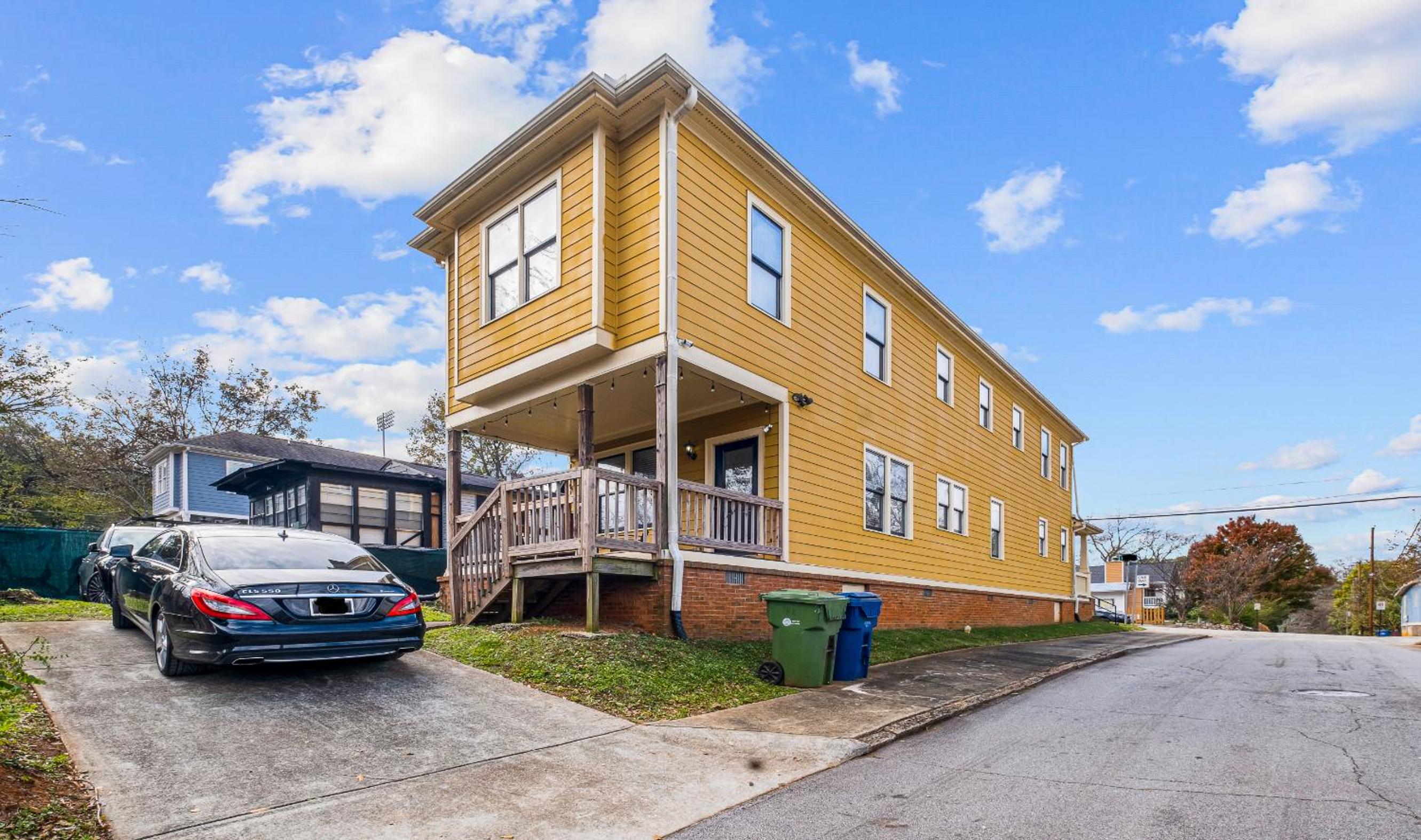 Three-Bedroom House - Photo 4