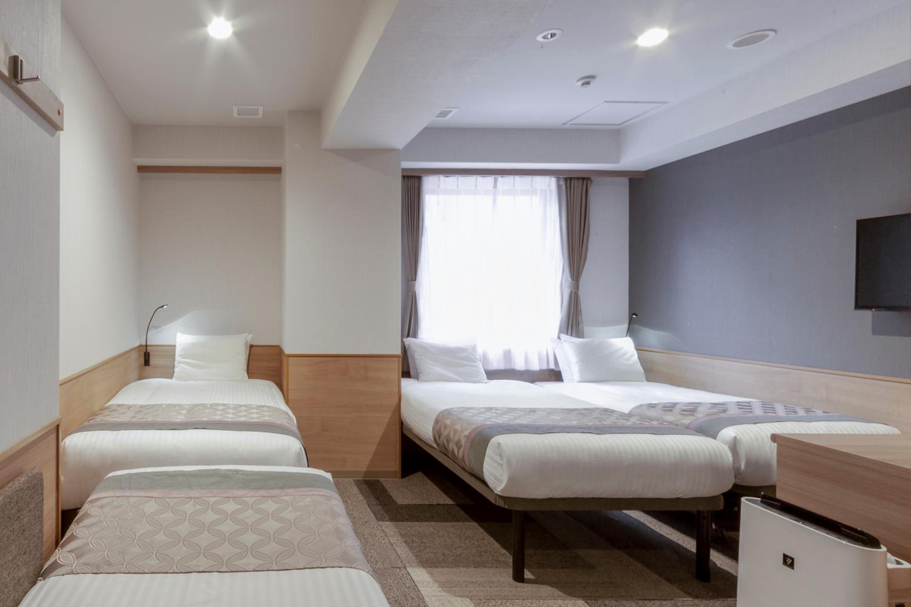 Economy Quadruple Room with Complimentary Lobby Drinks - Photo 8