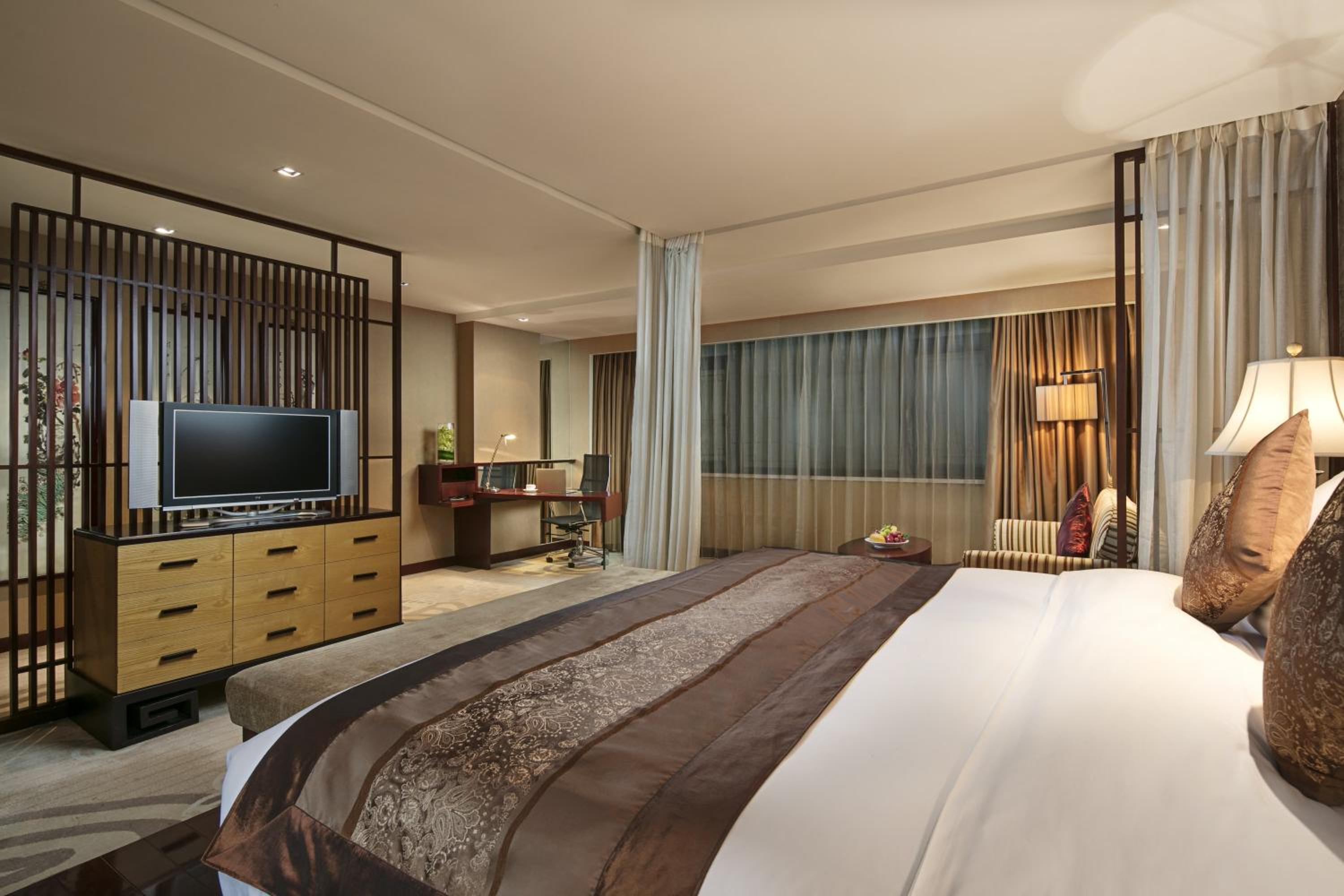 Continental Premier King Bed Room Smoking - Photo 4