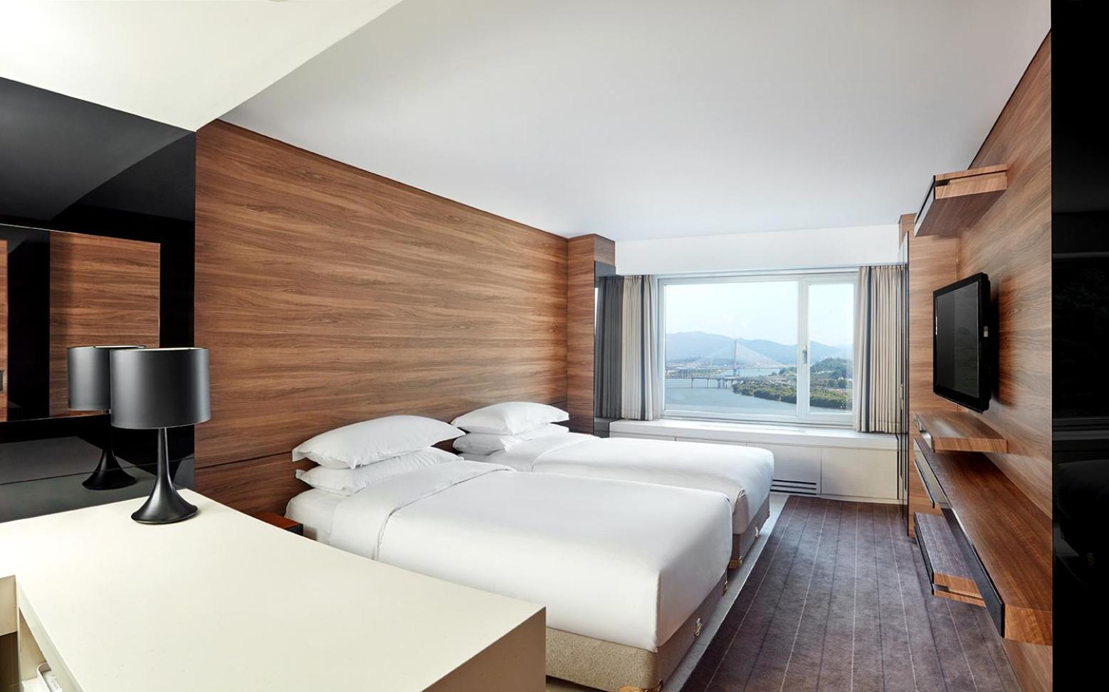 [Camcnic I] Deluxe Twin Room (River View) with Combination Pizza