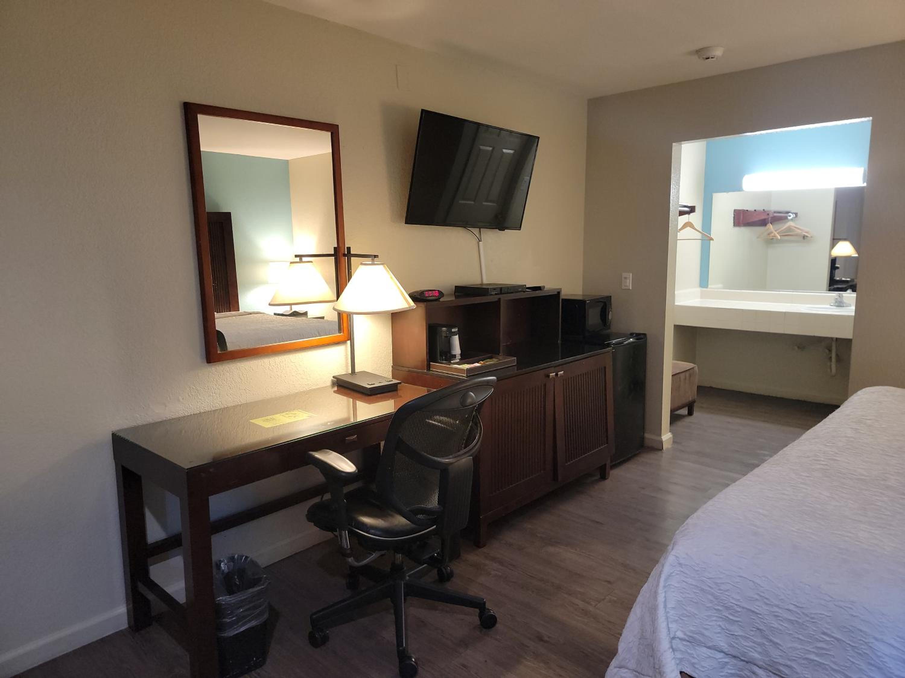 King Room - Non-Smoking - Photo 8