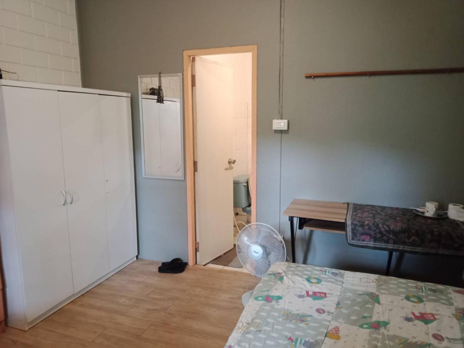 Single Room with Bathroom photo 2