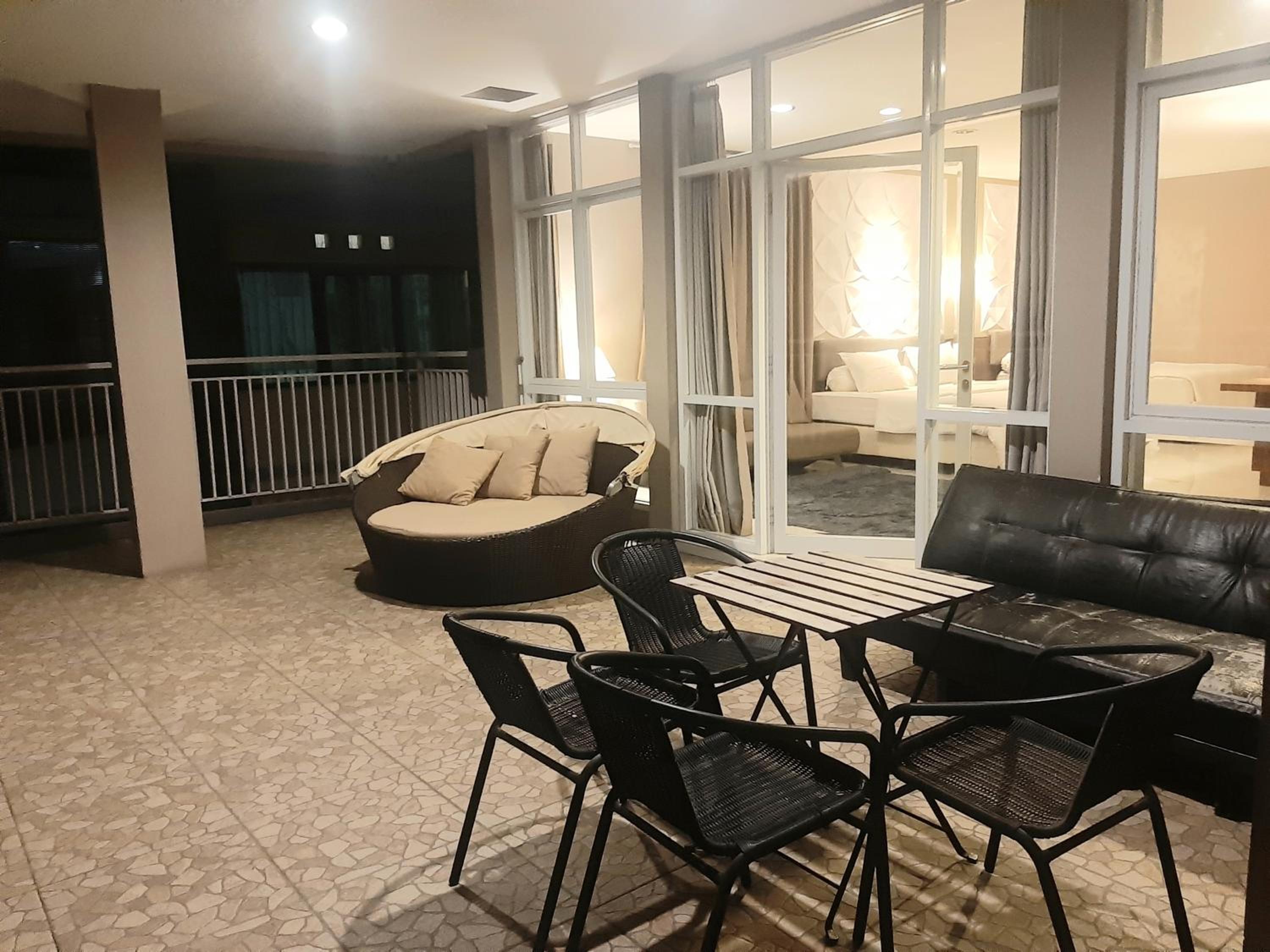 One-Bedroom Apartment - Photo 2
