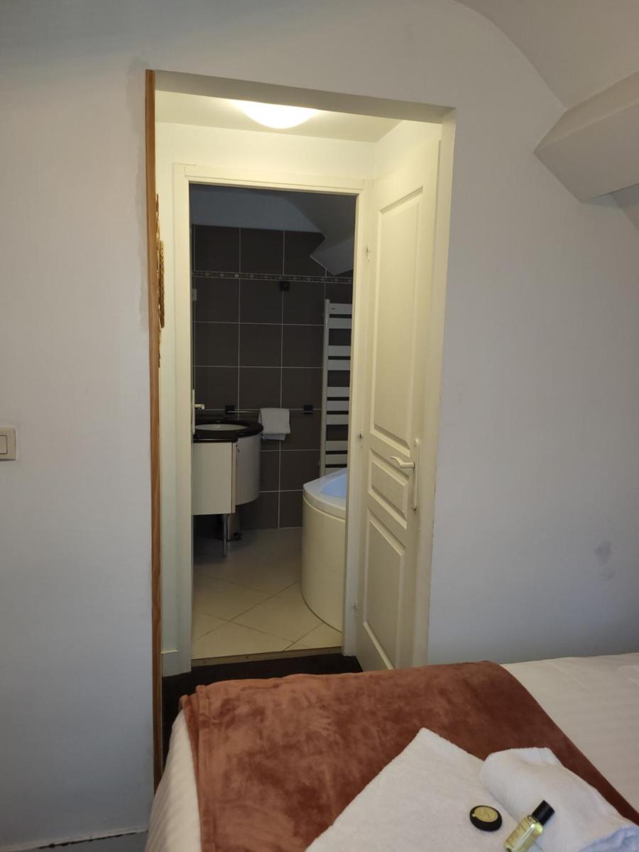 Double Room with Hot Tub - Photo 2